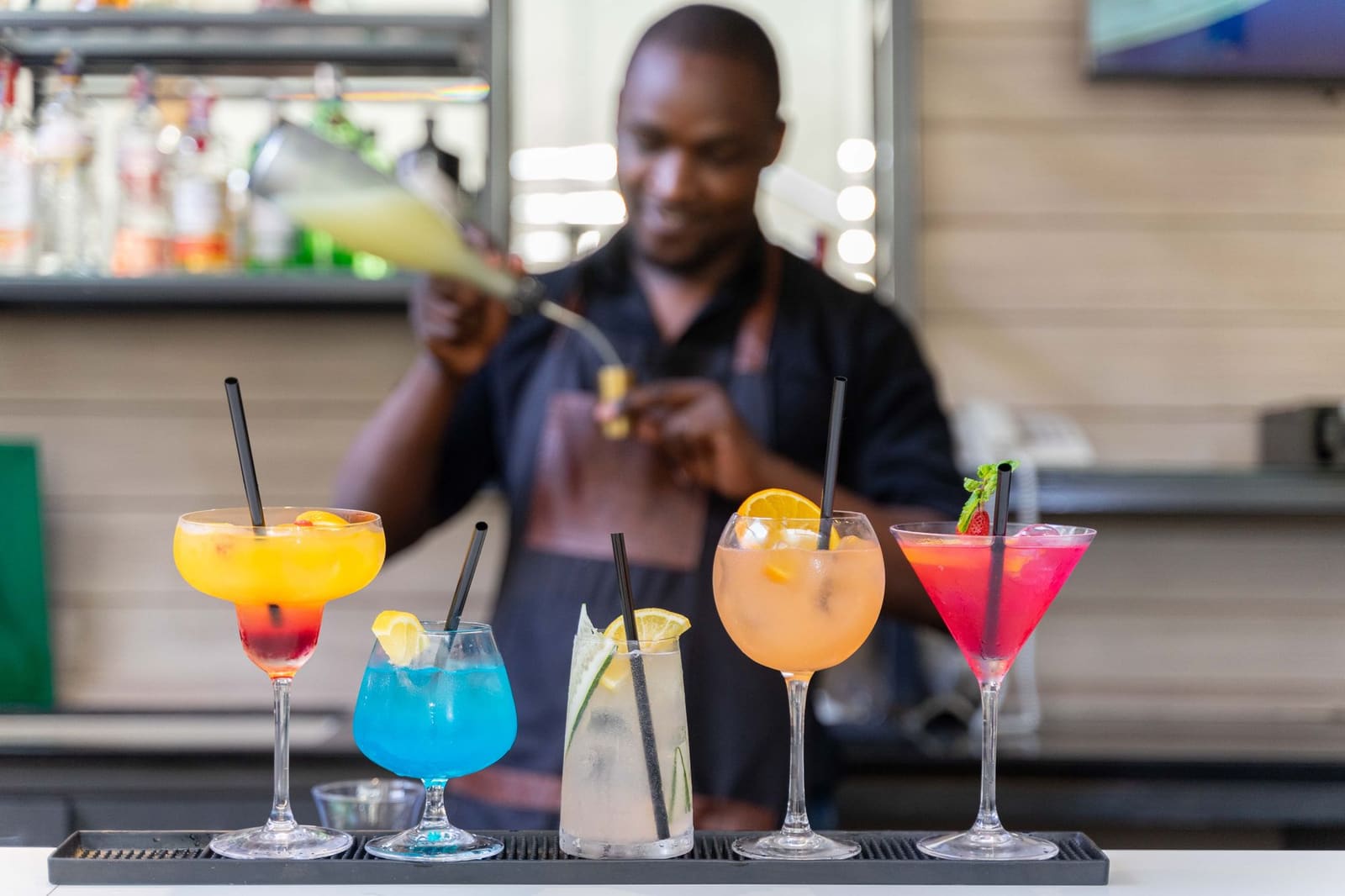 cocktails naast elkaar op een bar