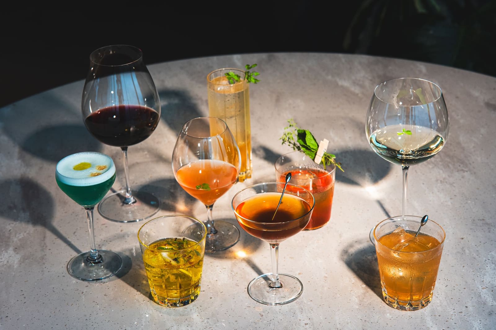 cocktails naast elkaar op een bar