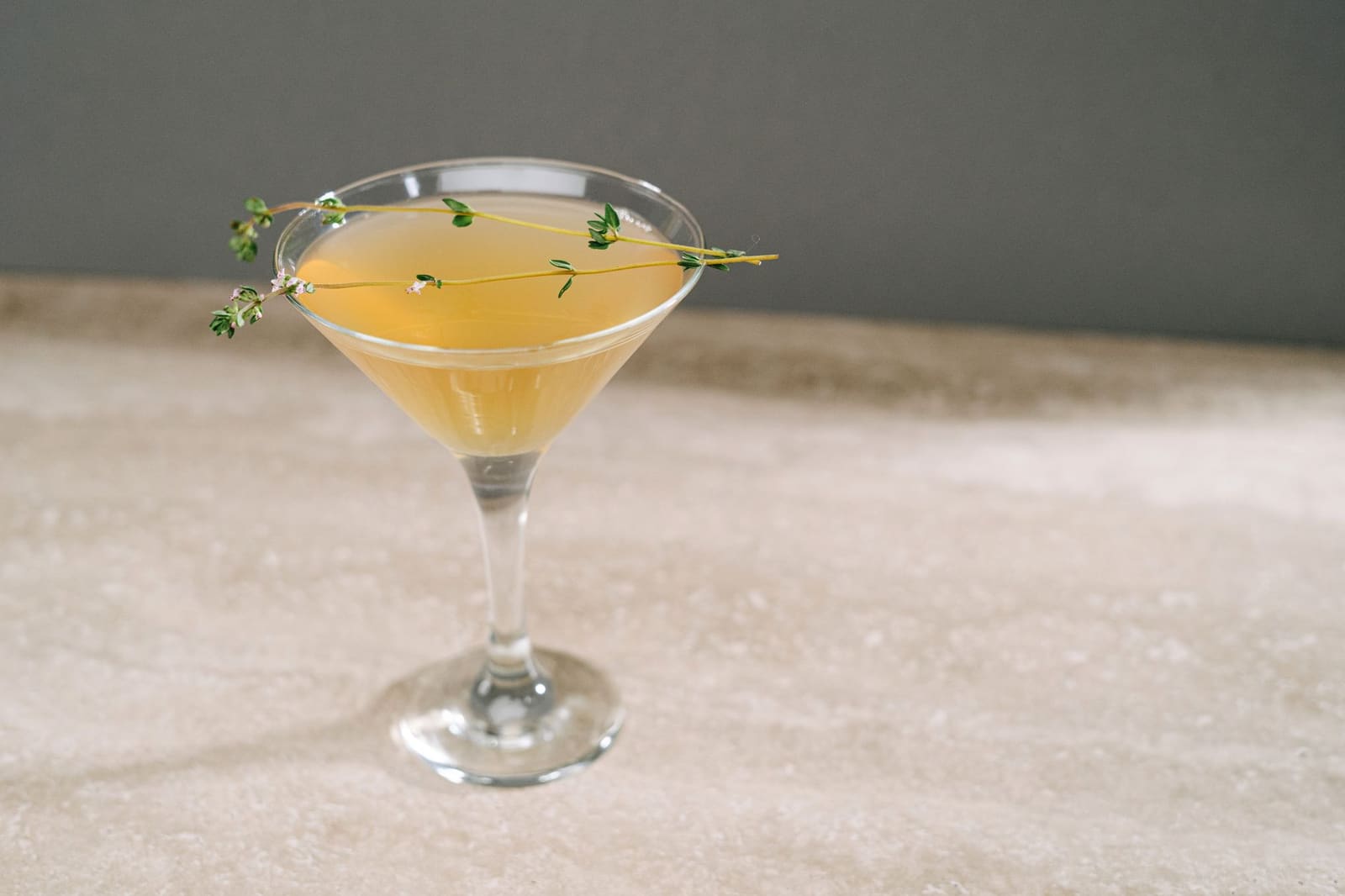 cocktails naast elkaar op een bar