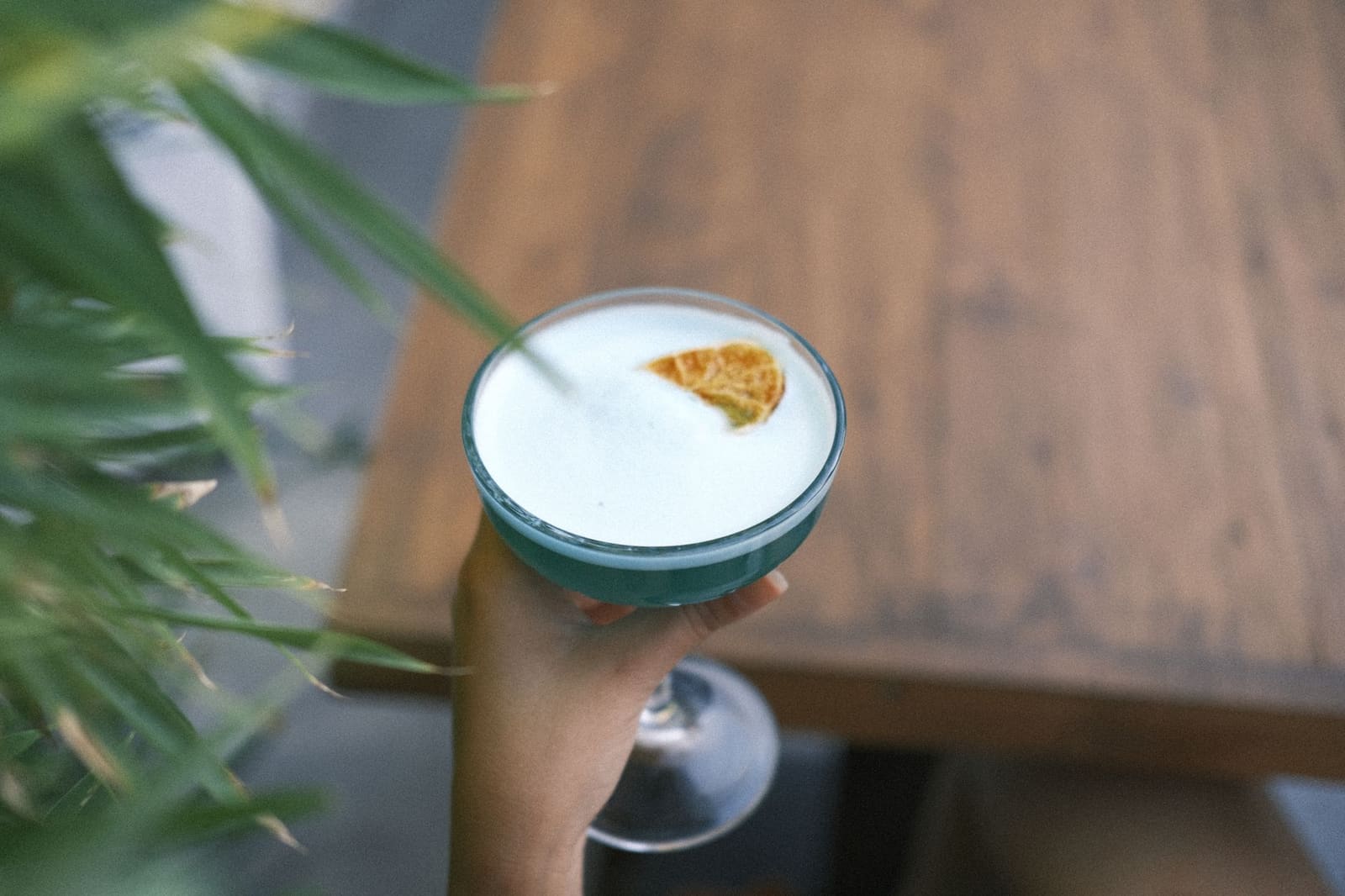 Cocktail met verse garnering van dichtbij