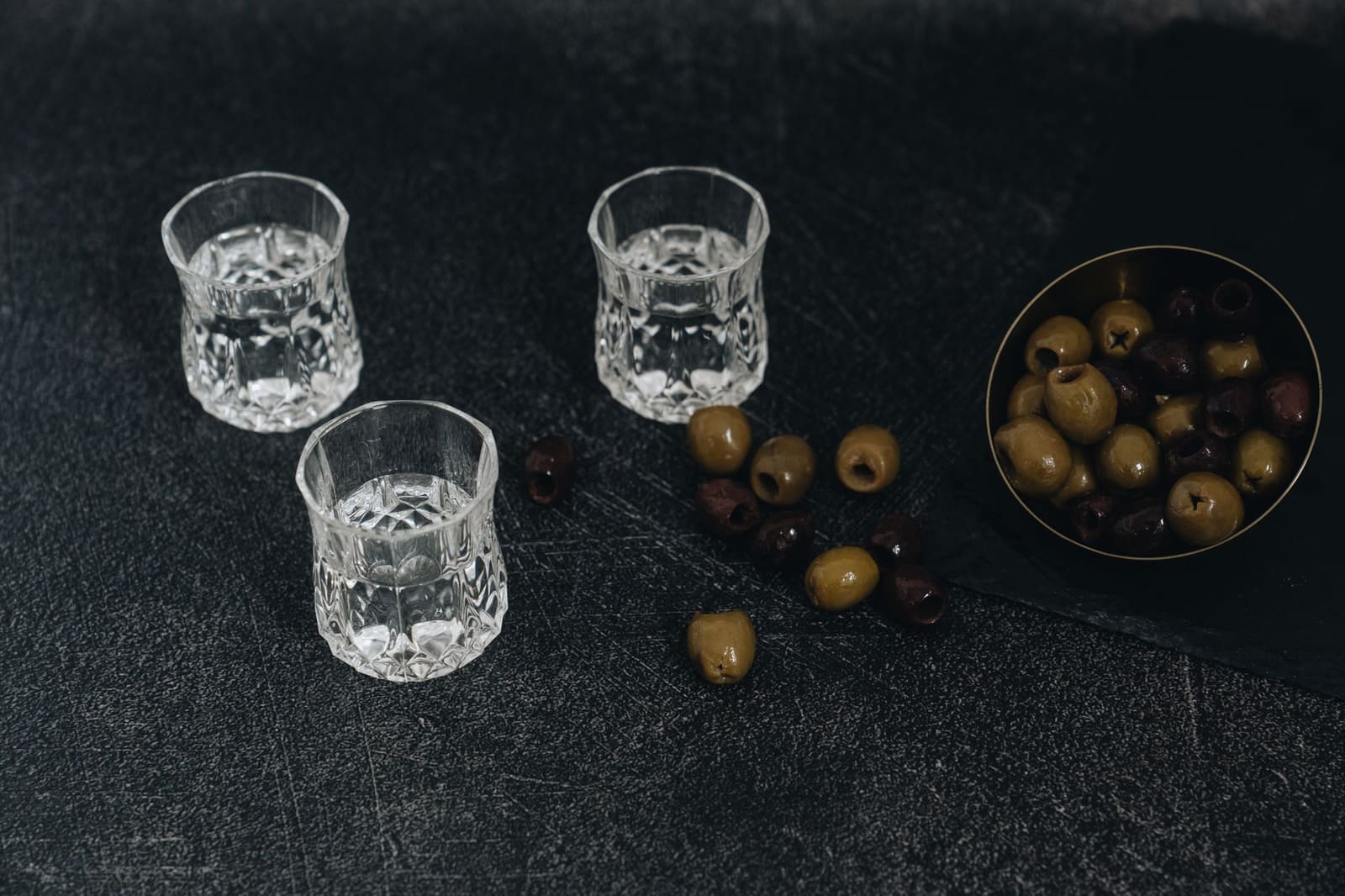Een glas vodkacocktail op een bar, klaar om te serveren