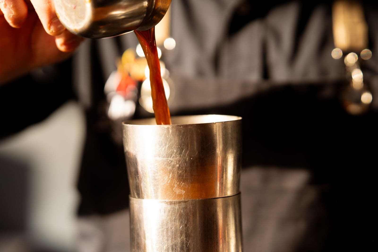 Espresso martini met een laagje crema, gegarneerd met koffiebonen