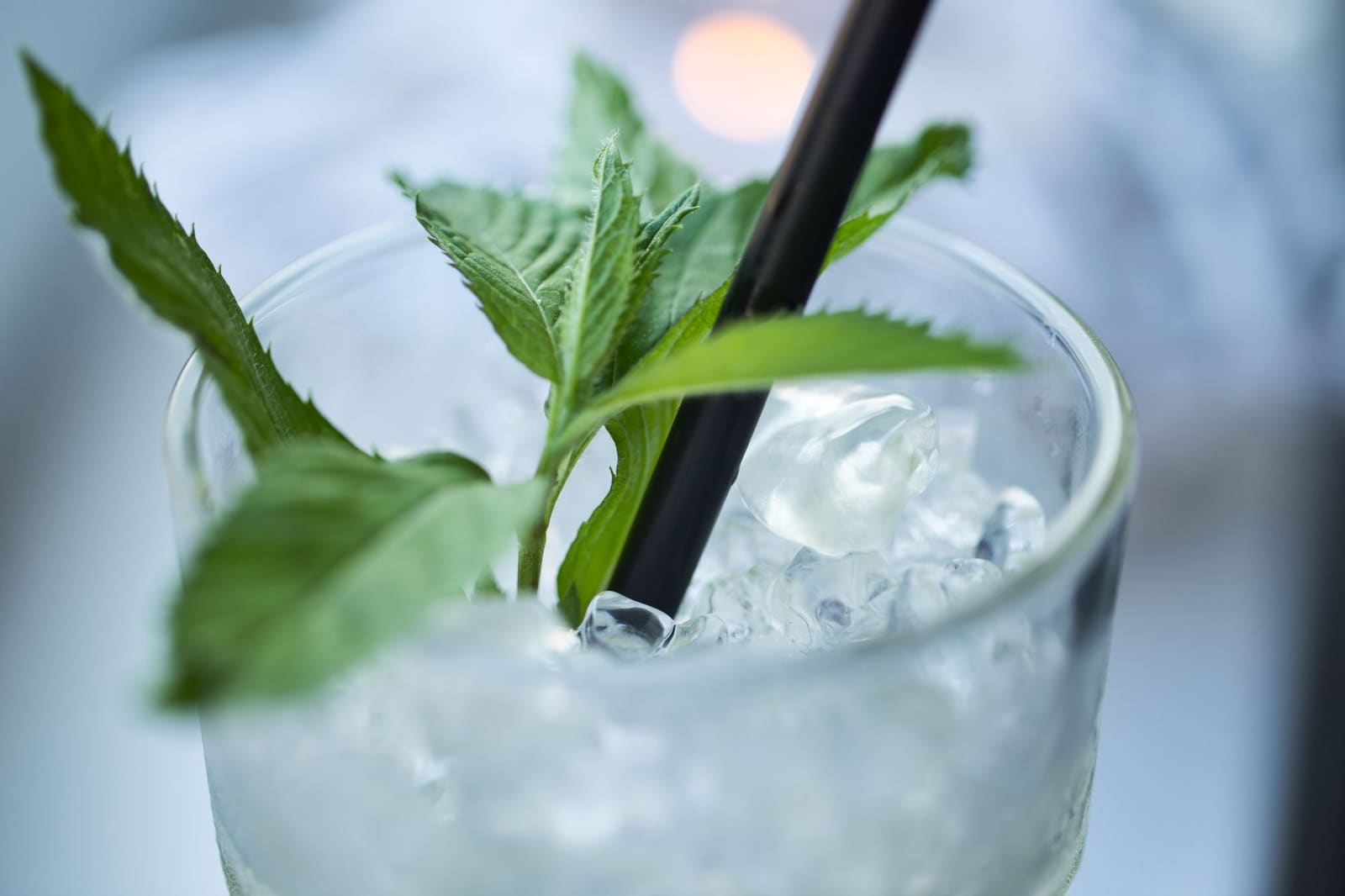 Cocktail met verse garnering van dichtbij
