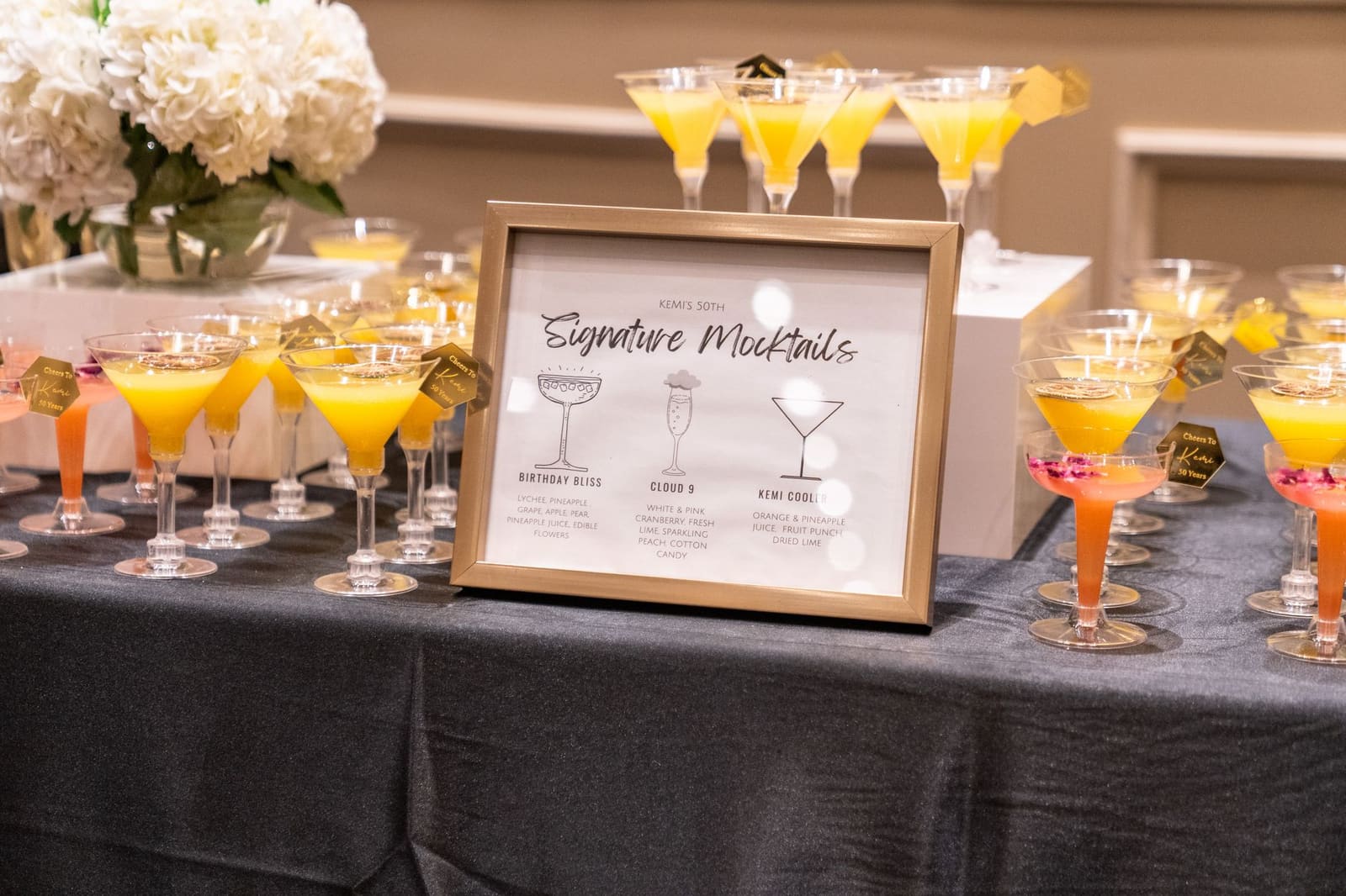 Uitgeserveerde signature cocktail in een stijlvol glas op de bar