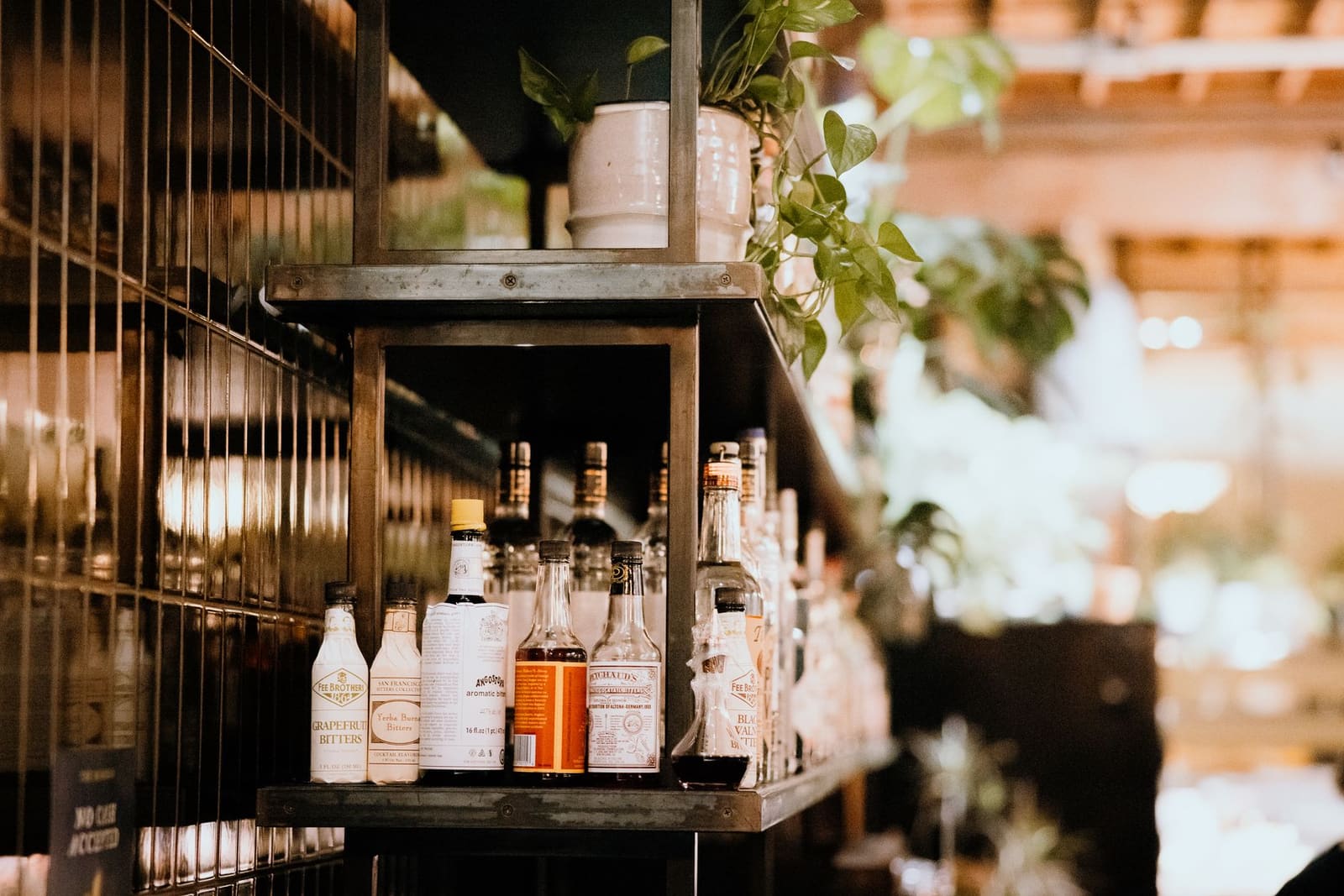 Sfeervol interieur van een moderne cocktailbar met houten bar