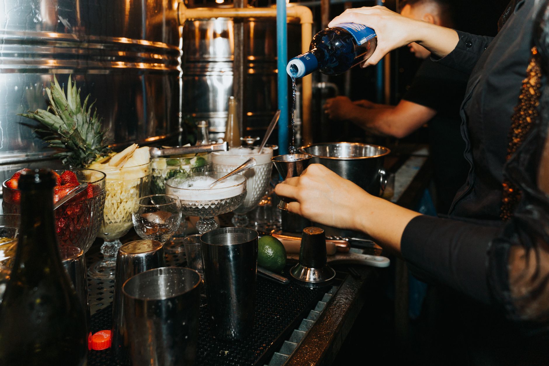 Twee bartenders schenken signature serves achter de bar tijdens een cocktailtakeover