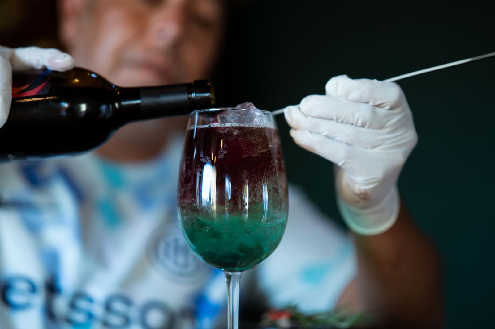Cocktailshaker met ijs op de bar