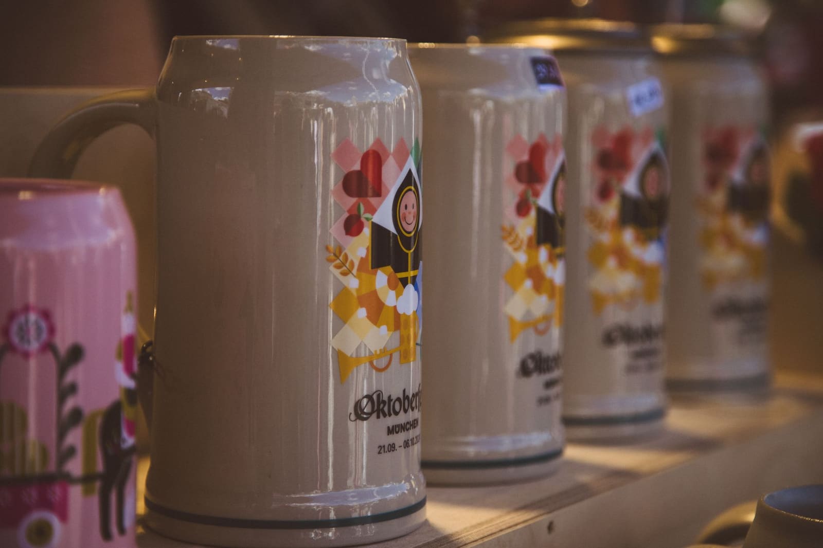 Feestelijke biertent tijdens Oktoberfest met lange houten tafels en bierpullen