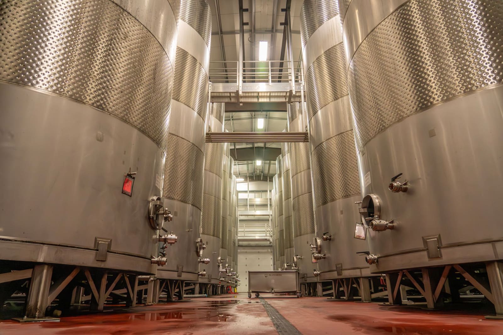 Grote fermentatietanks in een brouwerij waar bier wordt gebrouwen