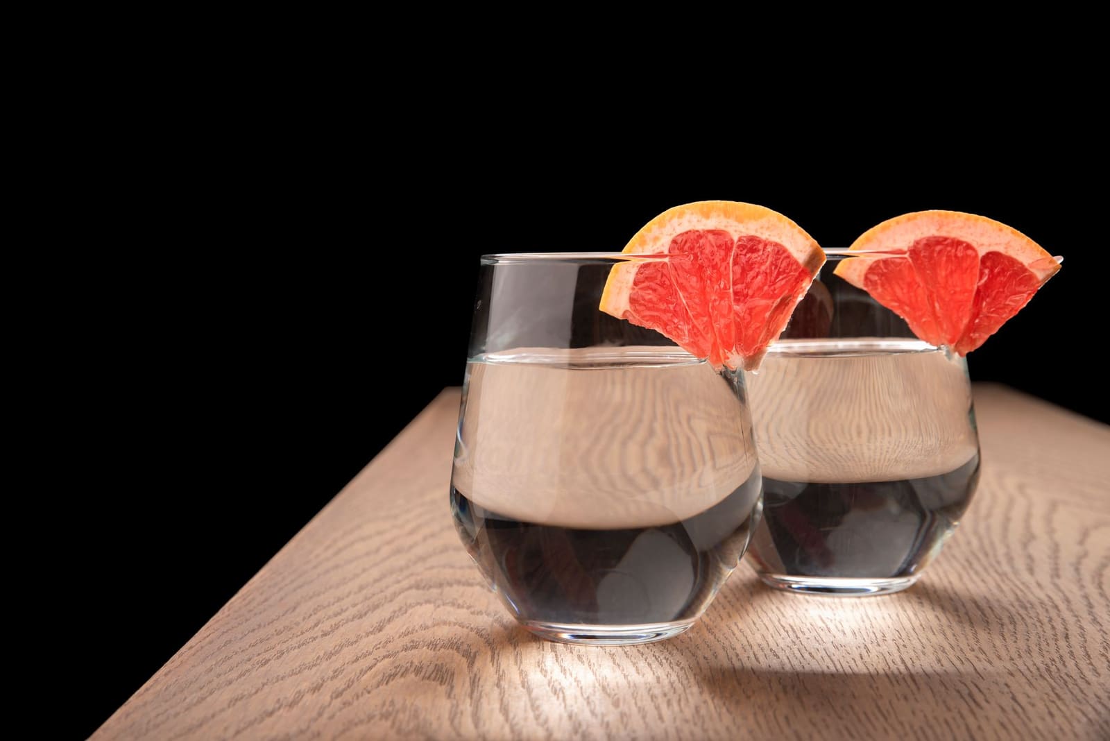 Een alcoholvrije mocktail in een glas met ijs en een garnituur, klaar om te serveren.