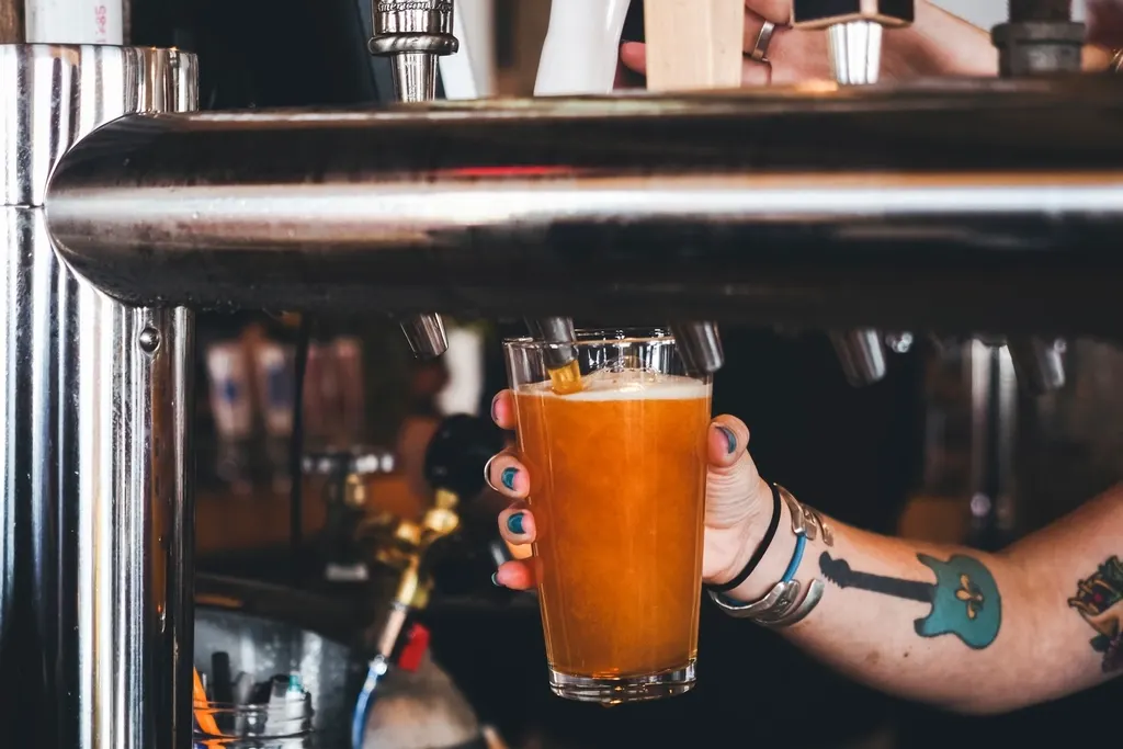 Vers getapt ambachtelijk bier geschonken in een glas met schuimkraag