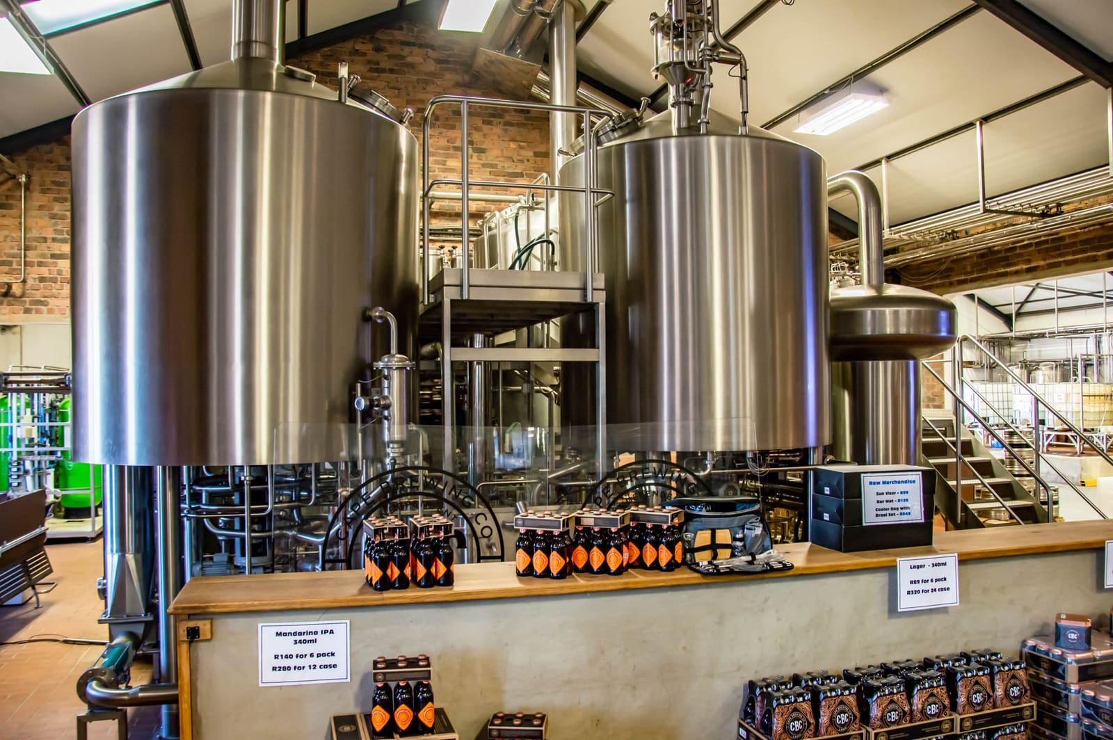 Brouwerij met roestvrijstalen biertanks voor ambachtelijk bier