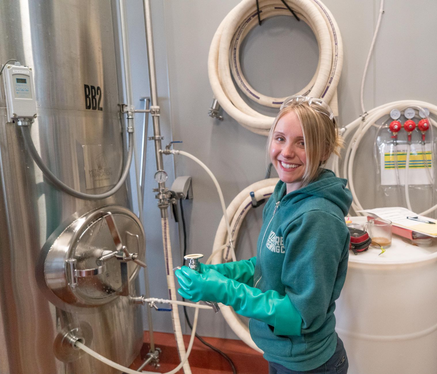Brouwer bij roestvrijstalen bierketels in een Amerikaanse craft-brouwerij, symbool voor de overstap naar de politiek