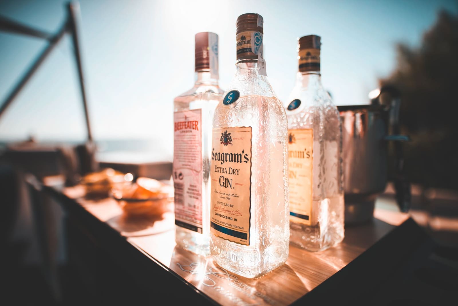 Verschillende flessen gin uitgestald op een barplank
