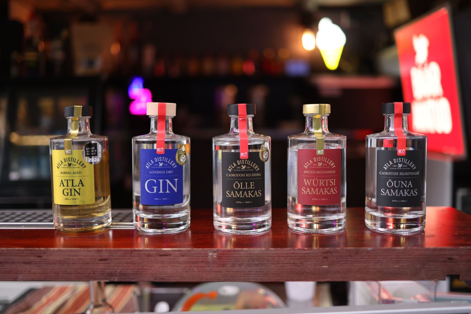Proeflokaal van een craft-distilleerderij waar bezoekers rechtstreeks flessen kopen