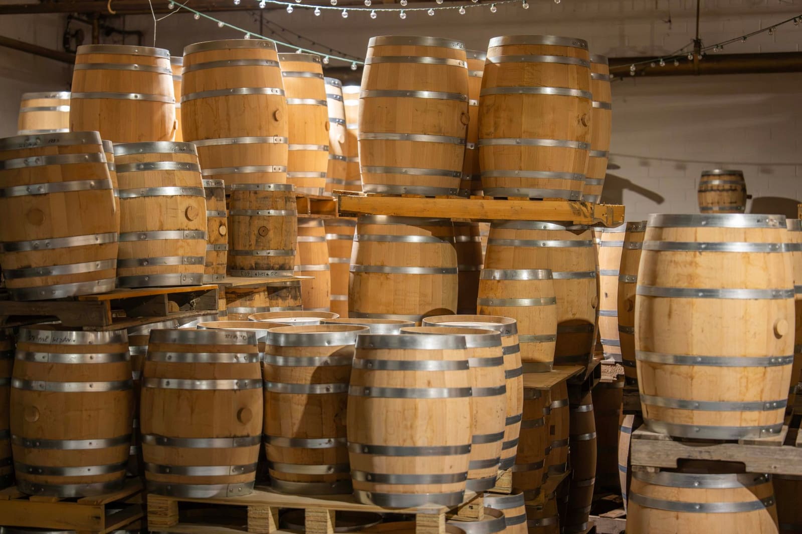 Rijen eikenhouten vaten in een Amerikaanse craft-distilleerderij waar whiskey rijpt