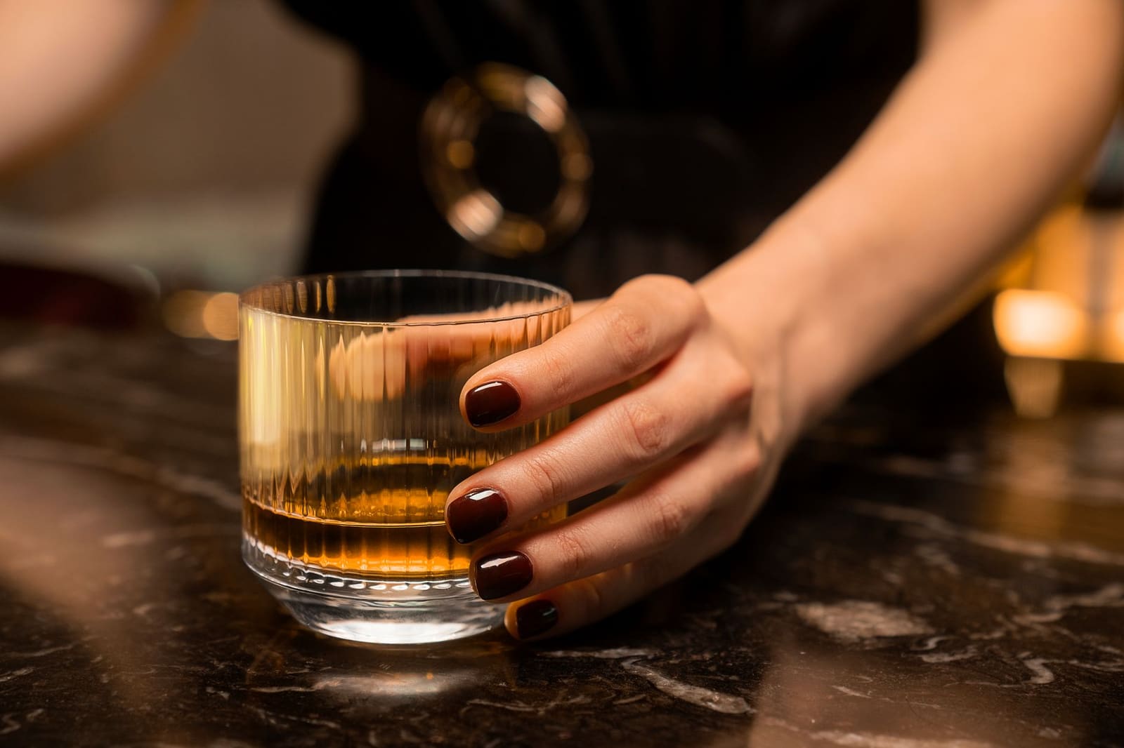 Glas single malt whisky zonder ijs op een houten bar