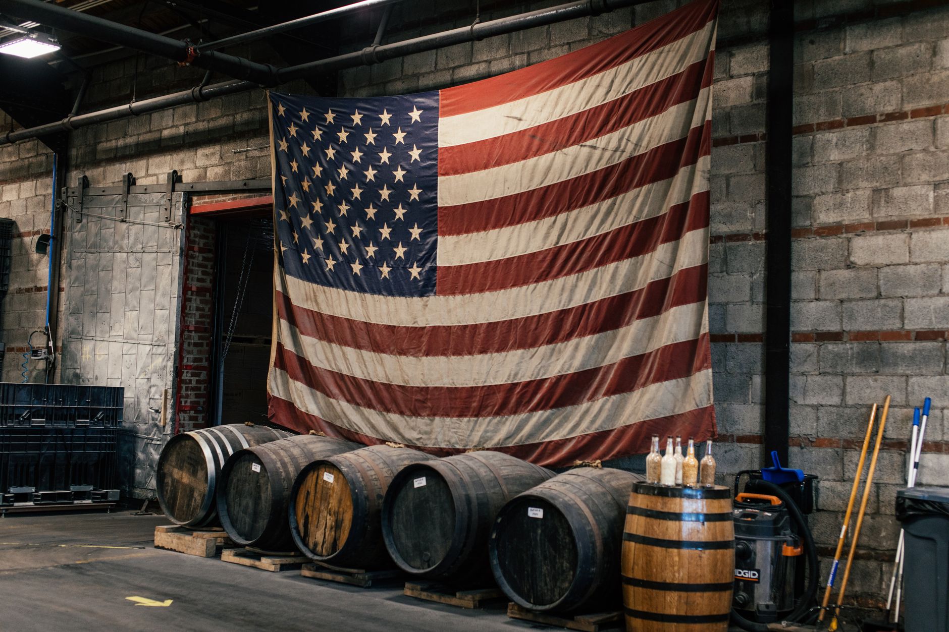 Rijen eikenhouten whiskyvaten in een Amerikaanse distilleerderij voor single malt whisky