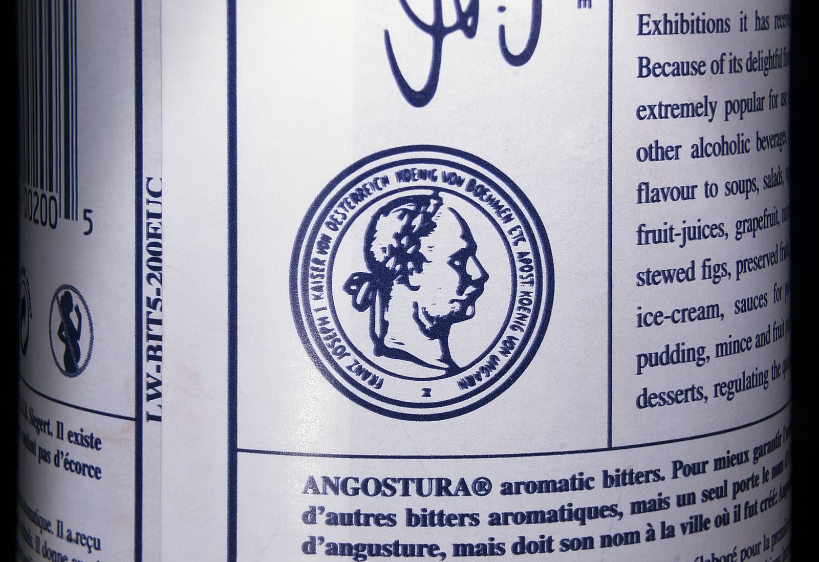 Close-up van een Angostura bitters flesetiket met keizerlijk medaillon en tekst.
