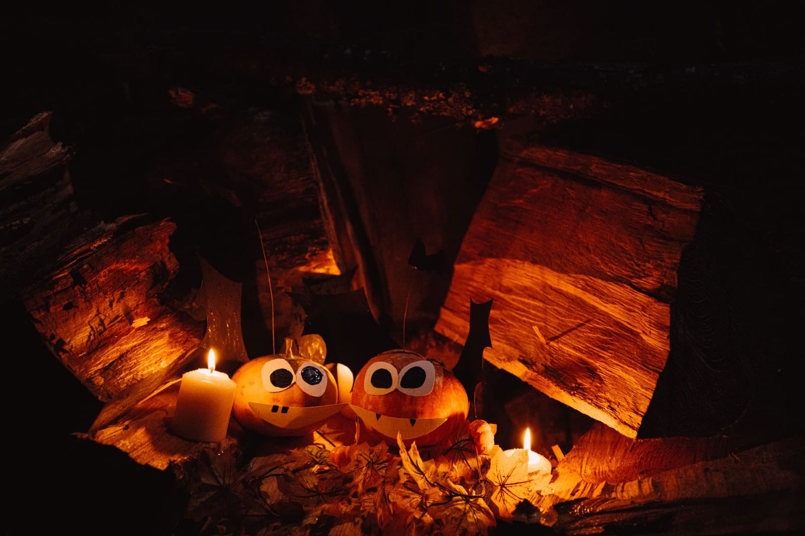 Sfeervolle Halloweendecoratie met kaarsen en donkere accenten voor een feest