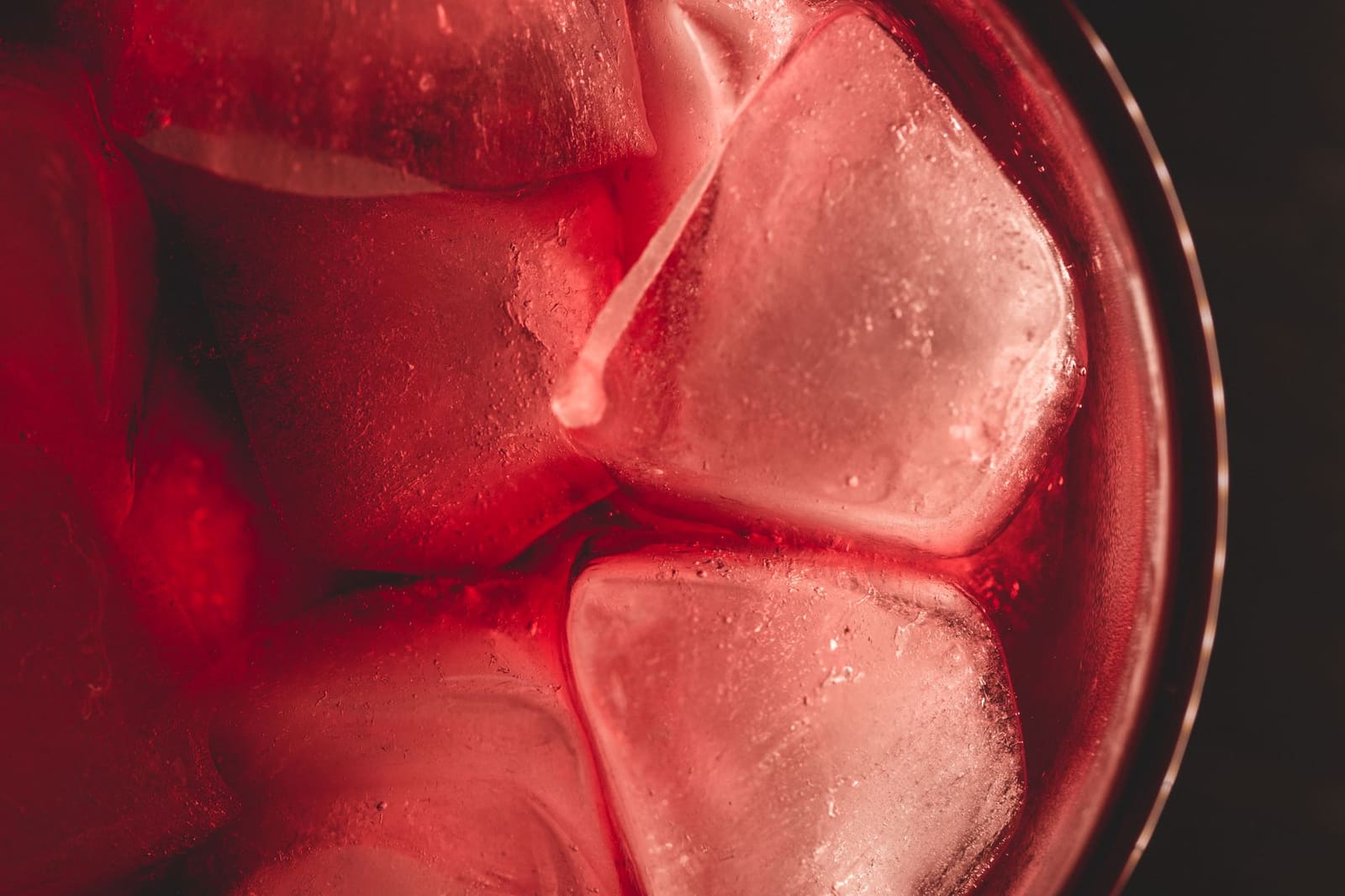 ijsblokjes in een cocktailglas