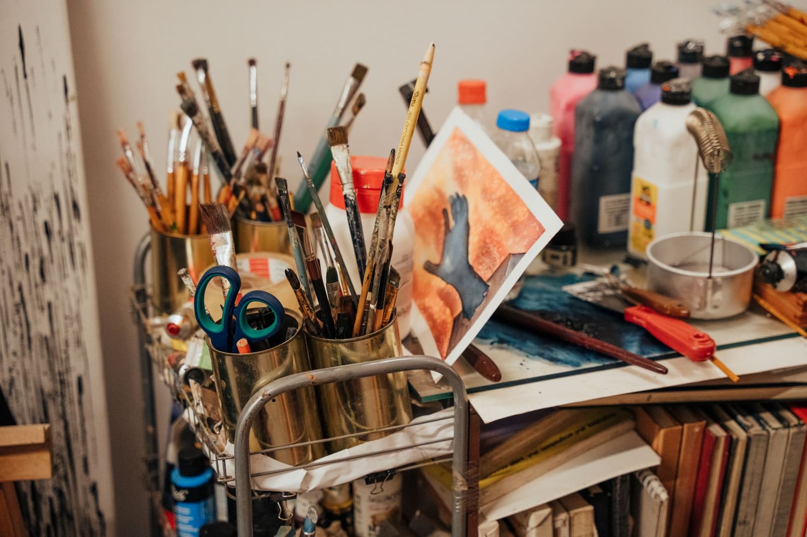 Verfpotten, penselen en een canvas klaar in een kunstenaarsstudio
