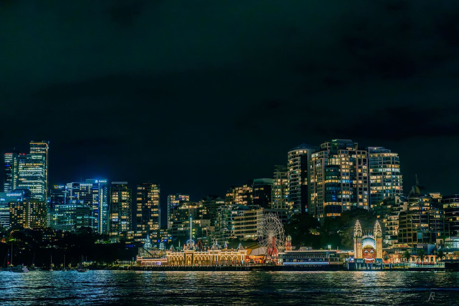 Skyline van Sydney bij avond met verlichte gebouwen langs het water