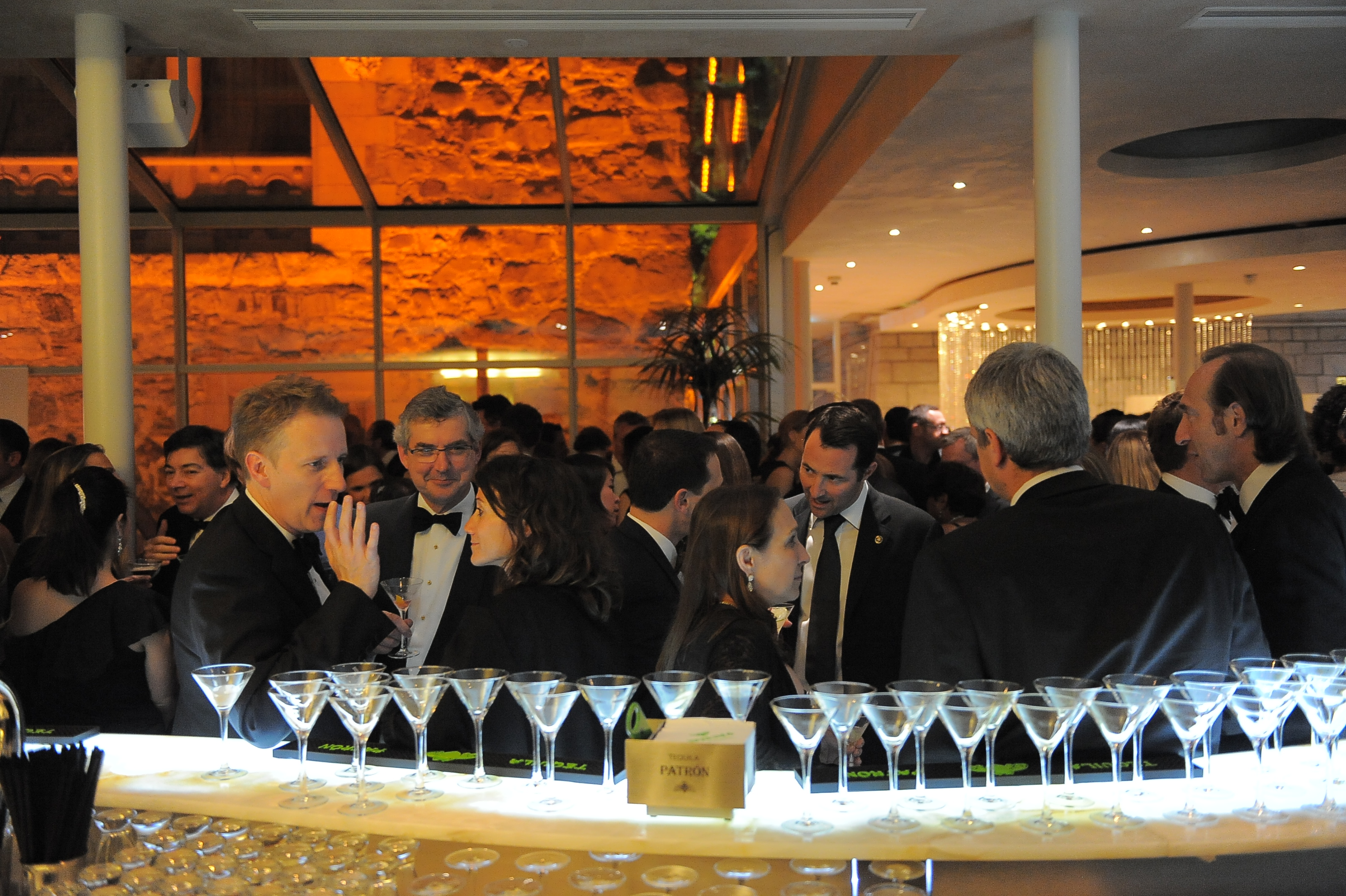 Bartenders en gasten vieren een awarduitreiking tijdens een galafeest voor de beste cocktailbars