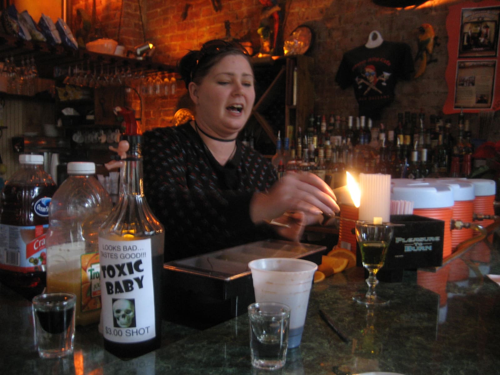 Bartender bereidt een cocktail achter de bar in een sfeervolle cocktailbar