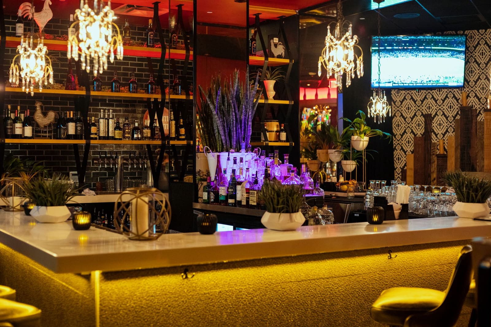 Sfeervol verlicht interieur van een bar in de avond
