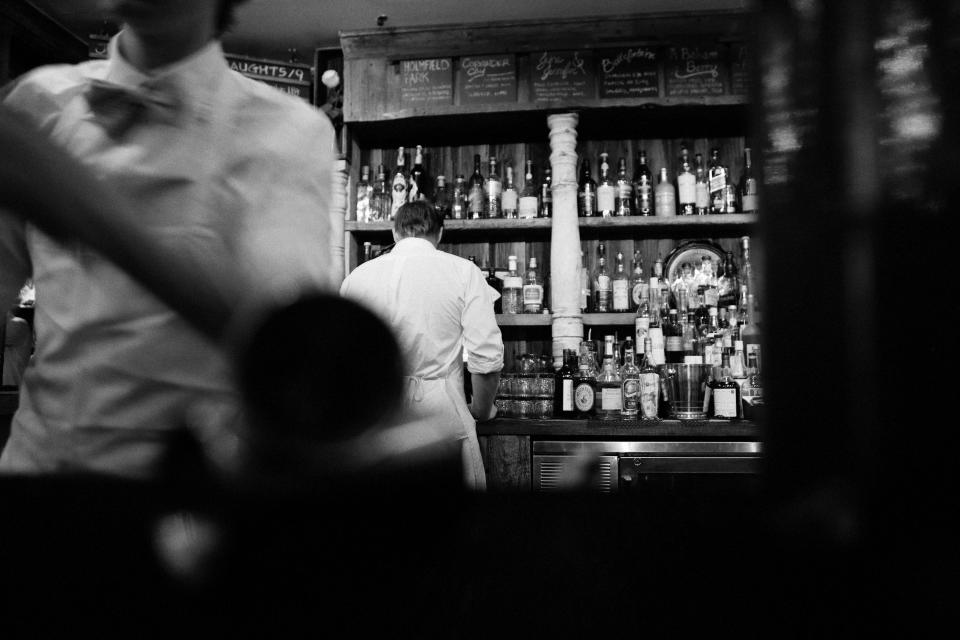 Bartender achter een drukke bar tijdens een avond die past bij de Best Bartender's Bar verkiezing