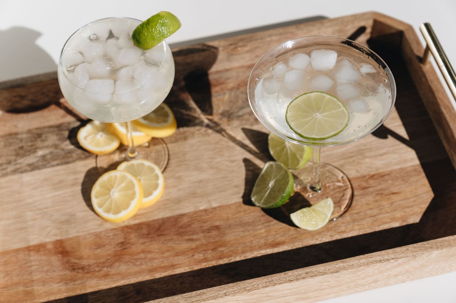Close-up van een cocktail met ijs geserveerd op een bardienblad