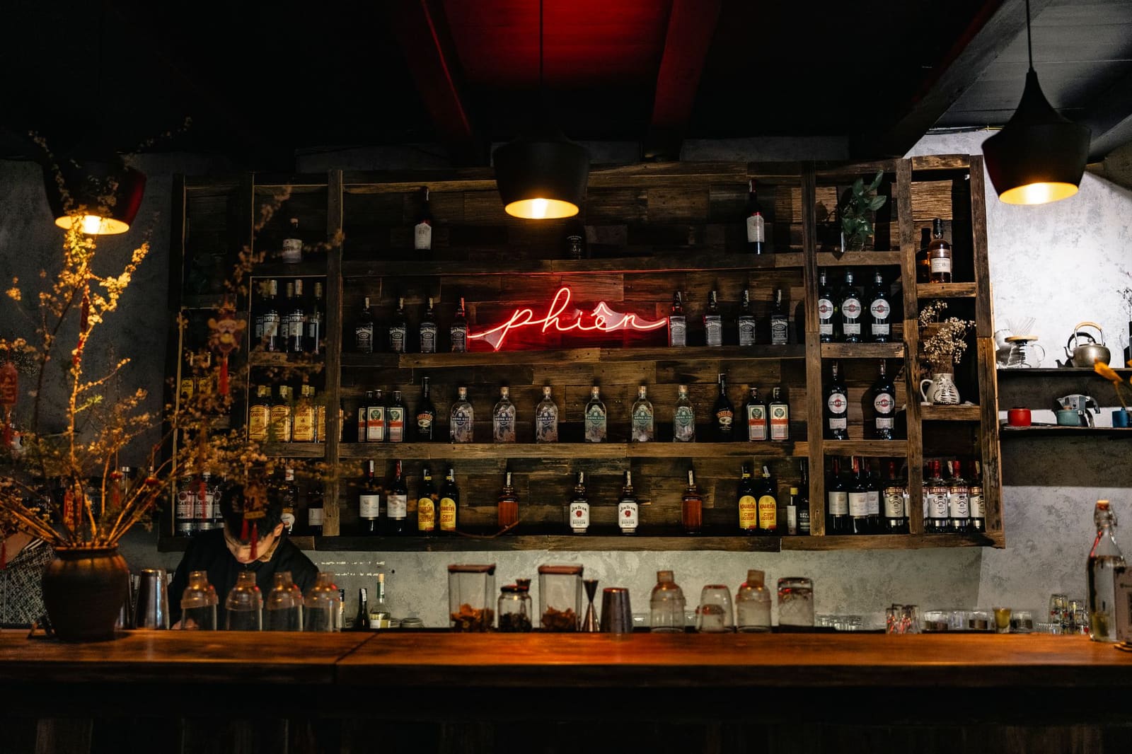 Interieur van een moderne cocktailbar met warme verlichting