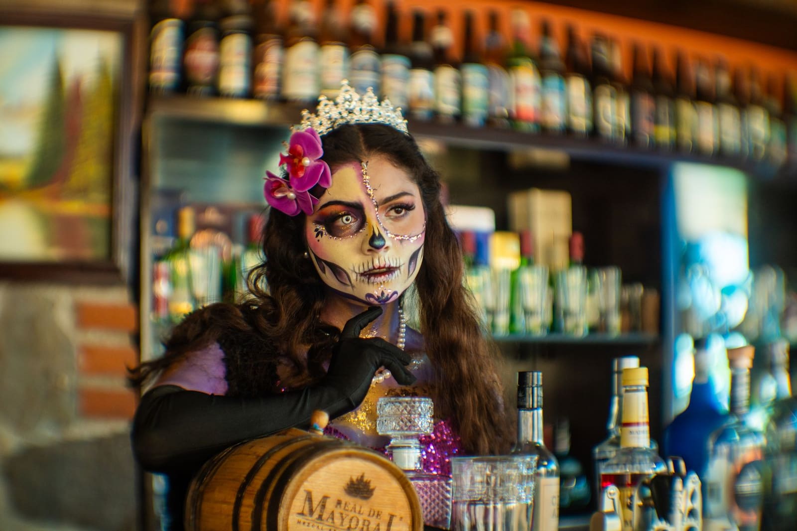 Sfeervolle Mexicaanse bar 's avonds met gedimde lampen en gasten aan de toog