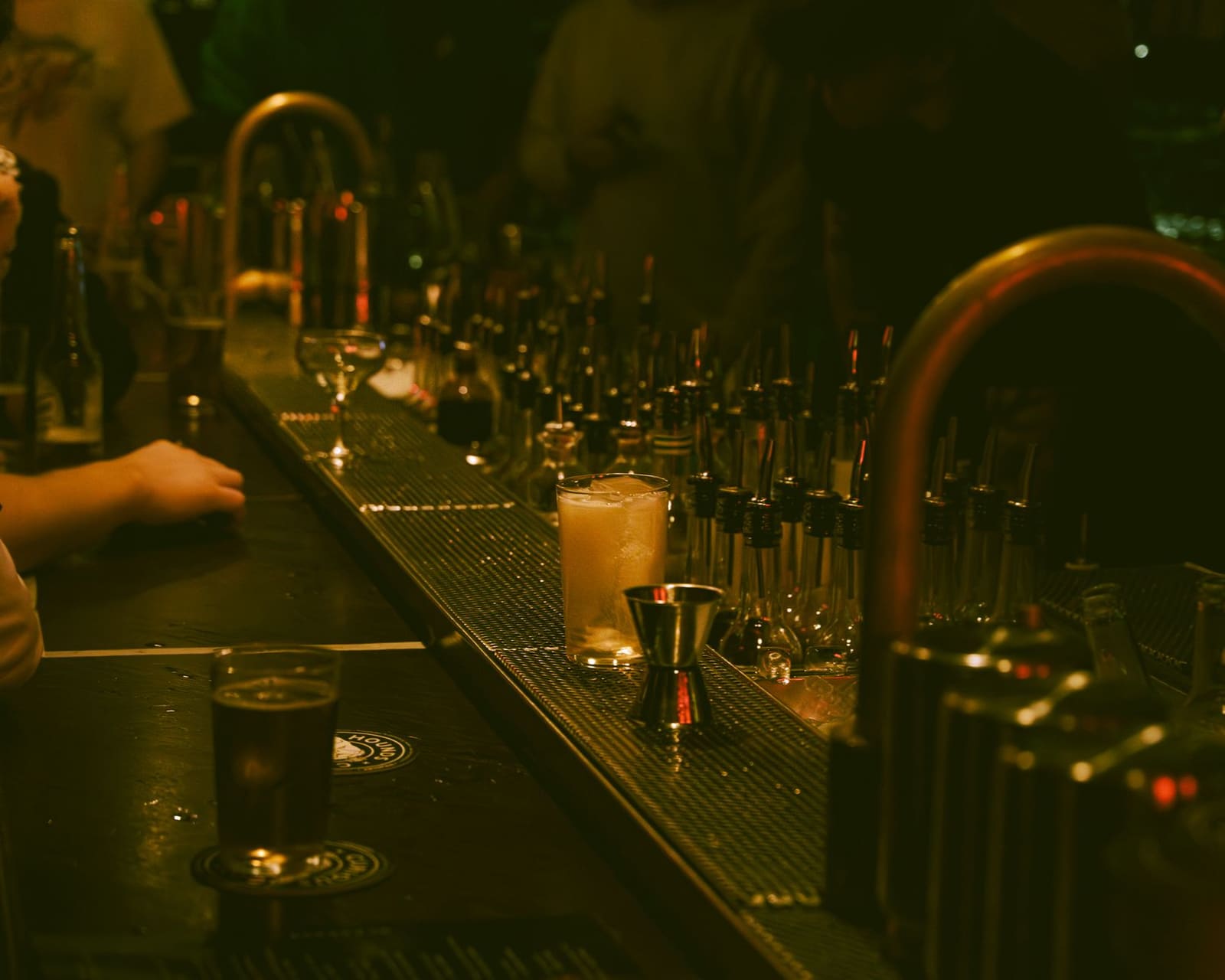 Sfeervolle bar met glimmende toonbank en flessen in een Australische cocktailbar