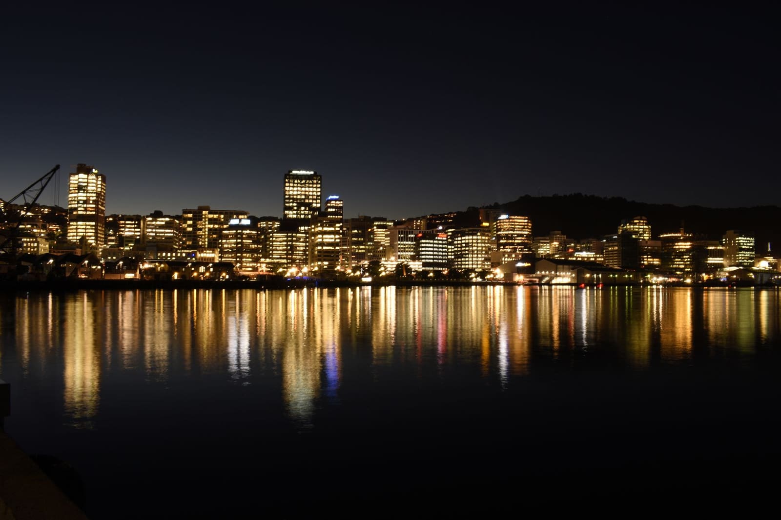 Skyline van een havenstad bij nacht als sfeerbeeld voor Sydney Bar Week