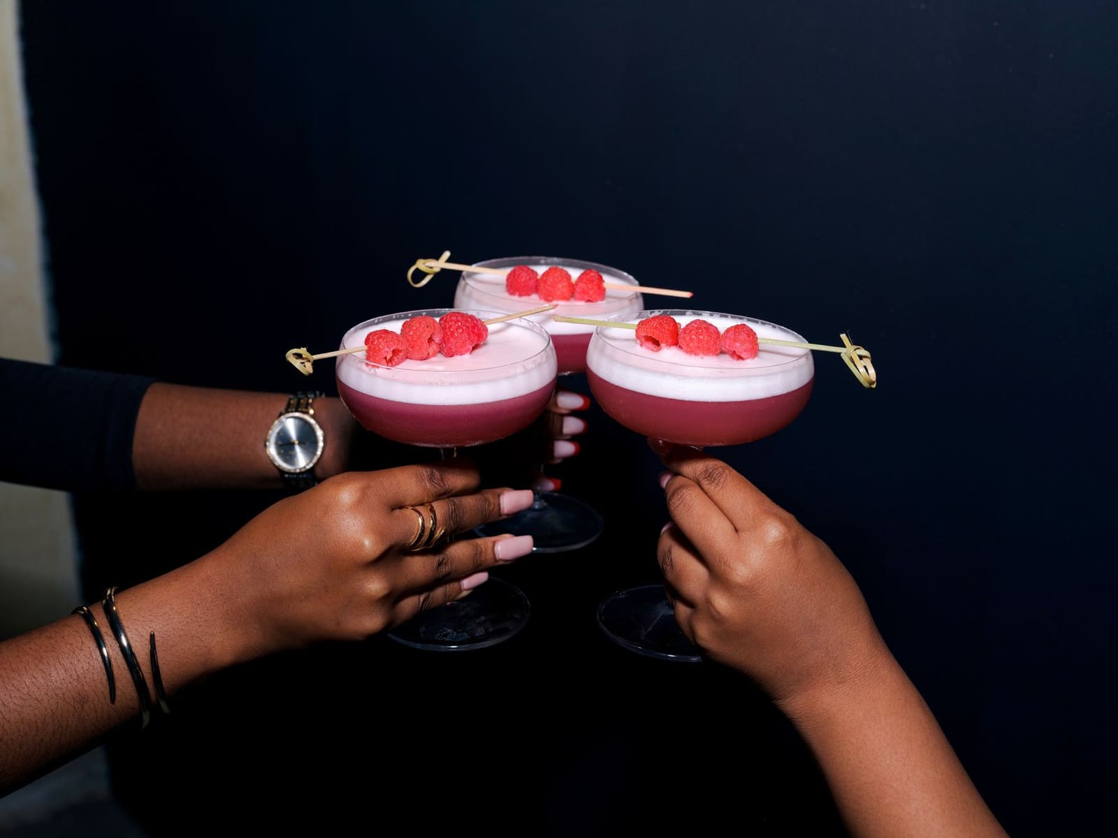 Bartenders proosten samen tijdens een feestelijke prijsuitreiking