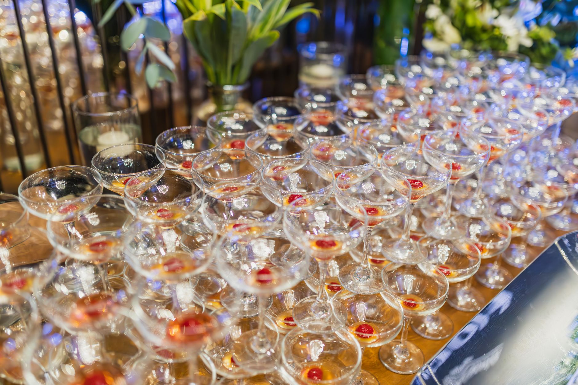 Feestelijk verlichte zaal tijdens een prijsuitreiking voor bartenders en cocktailbars