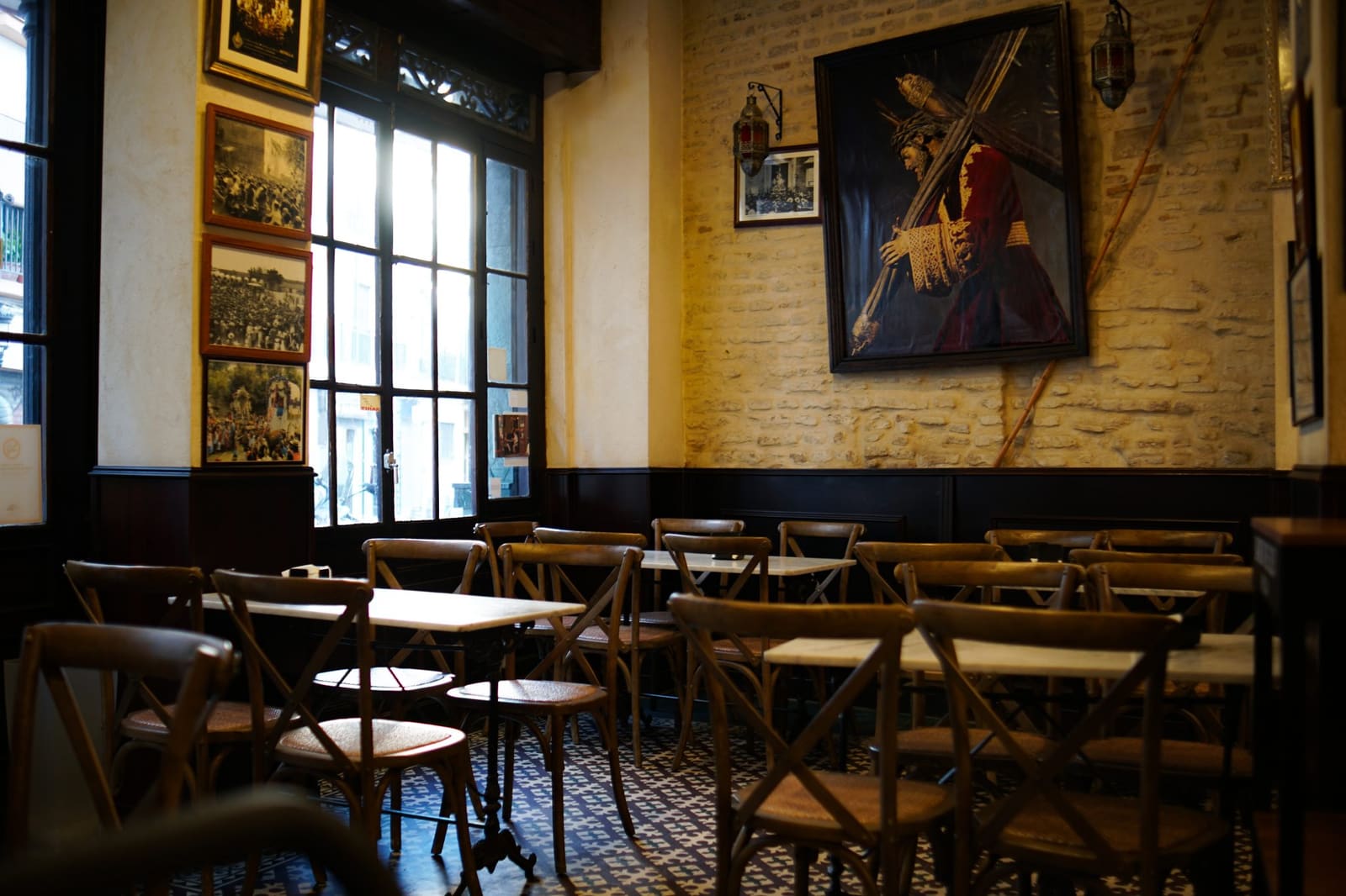 Warm ingericht restaurantinterieur met houten tafels en planten