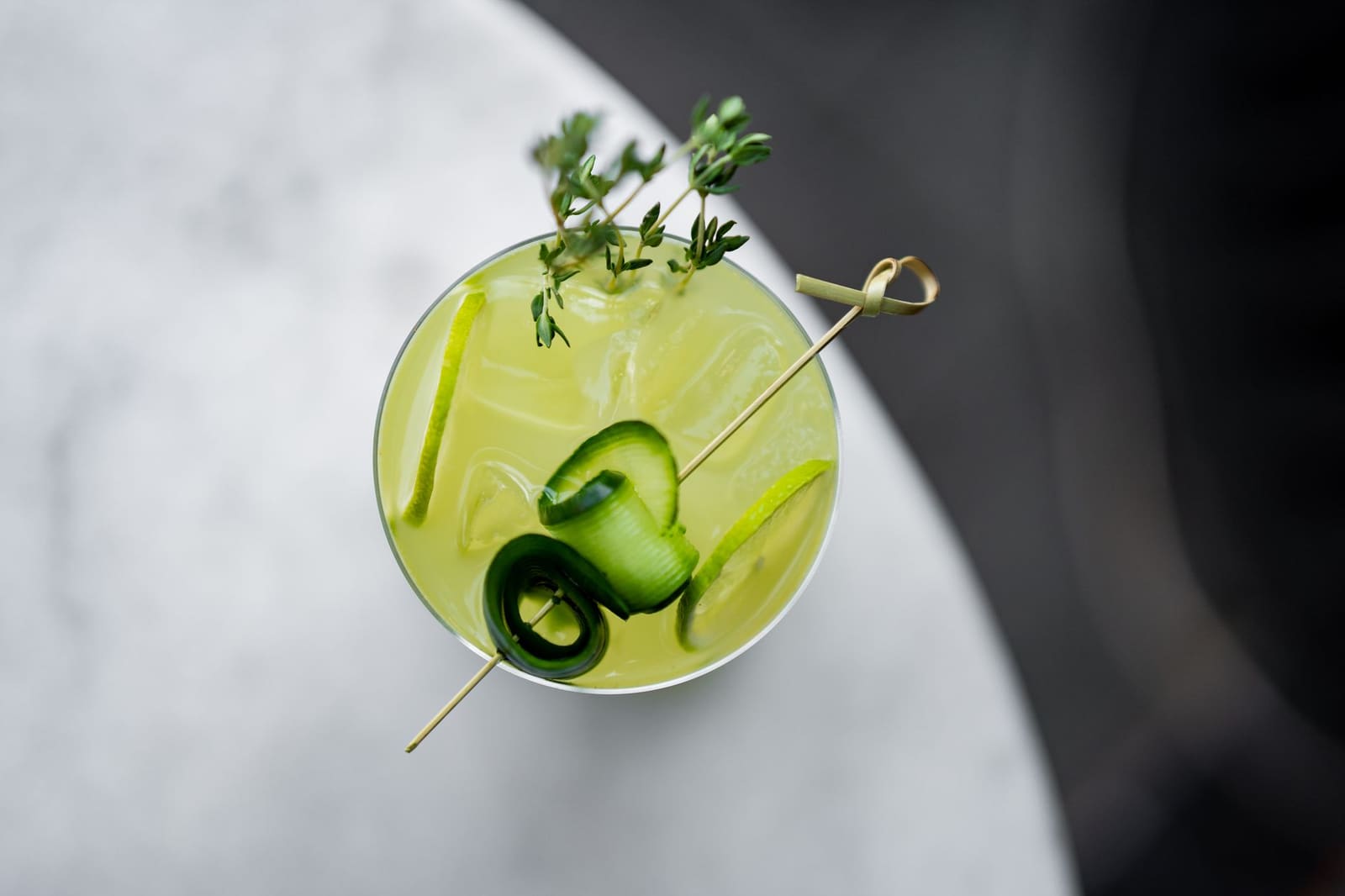 Cocktail met verse kruiden op een houten bar