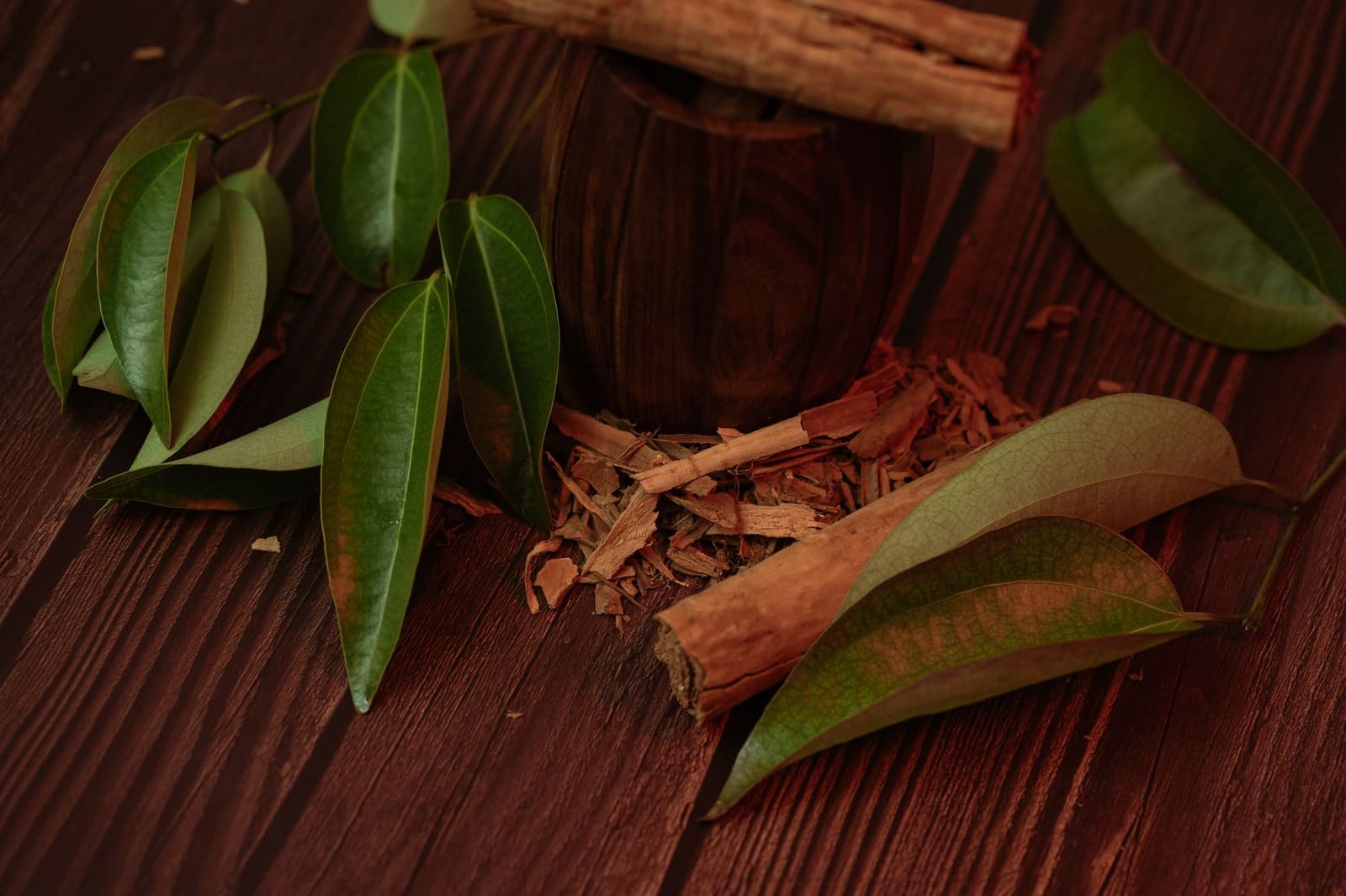 Ayurvedische kruiden en specerijen in kommen