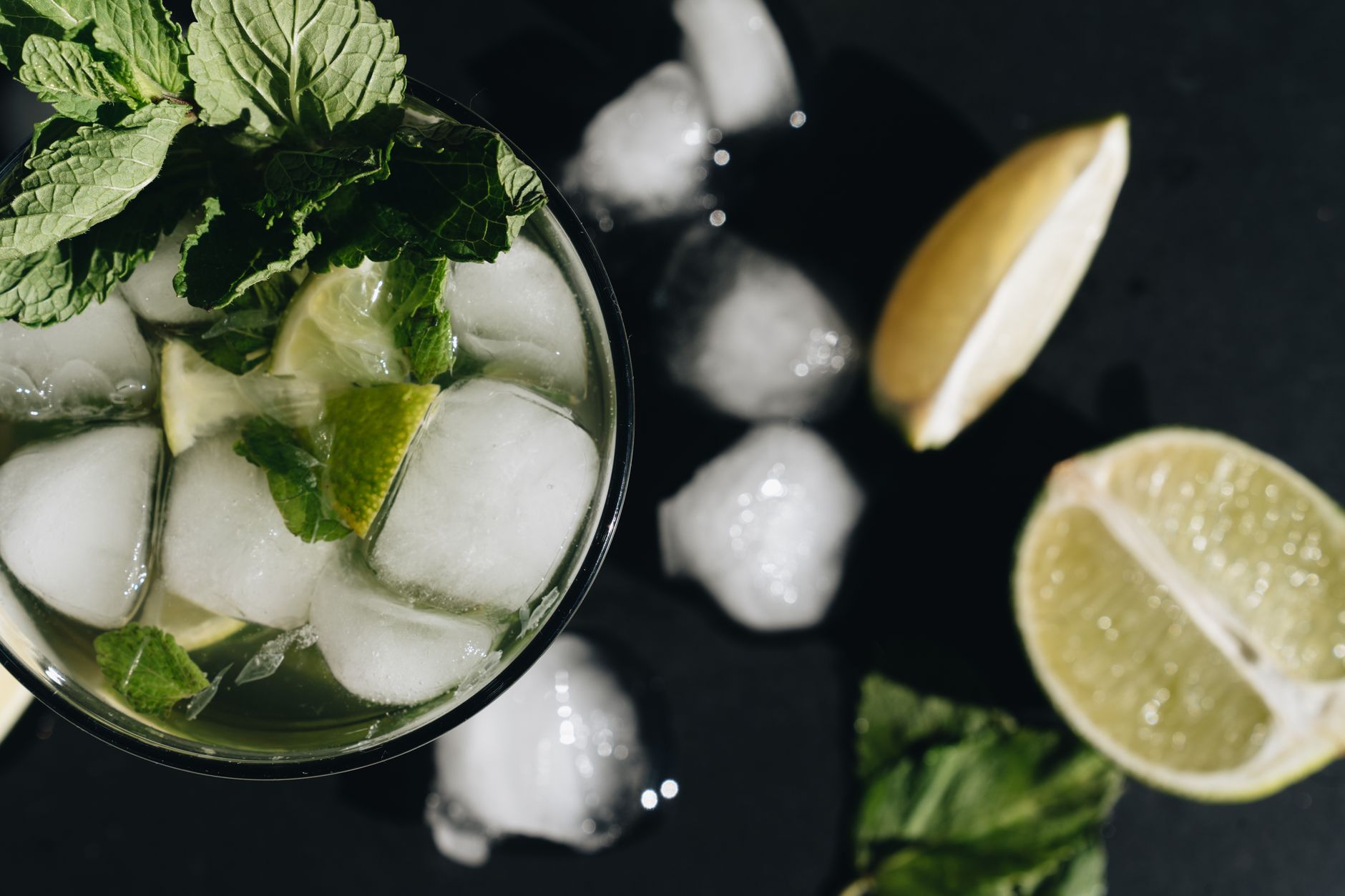 Bartender bereidt een kruidige, gezondheidsgerichte cocktail met verse kruiden aan de bar