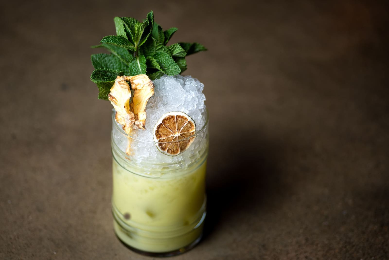 Cocktail met verse garnering van dichtbij