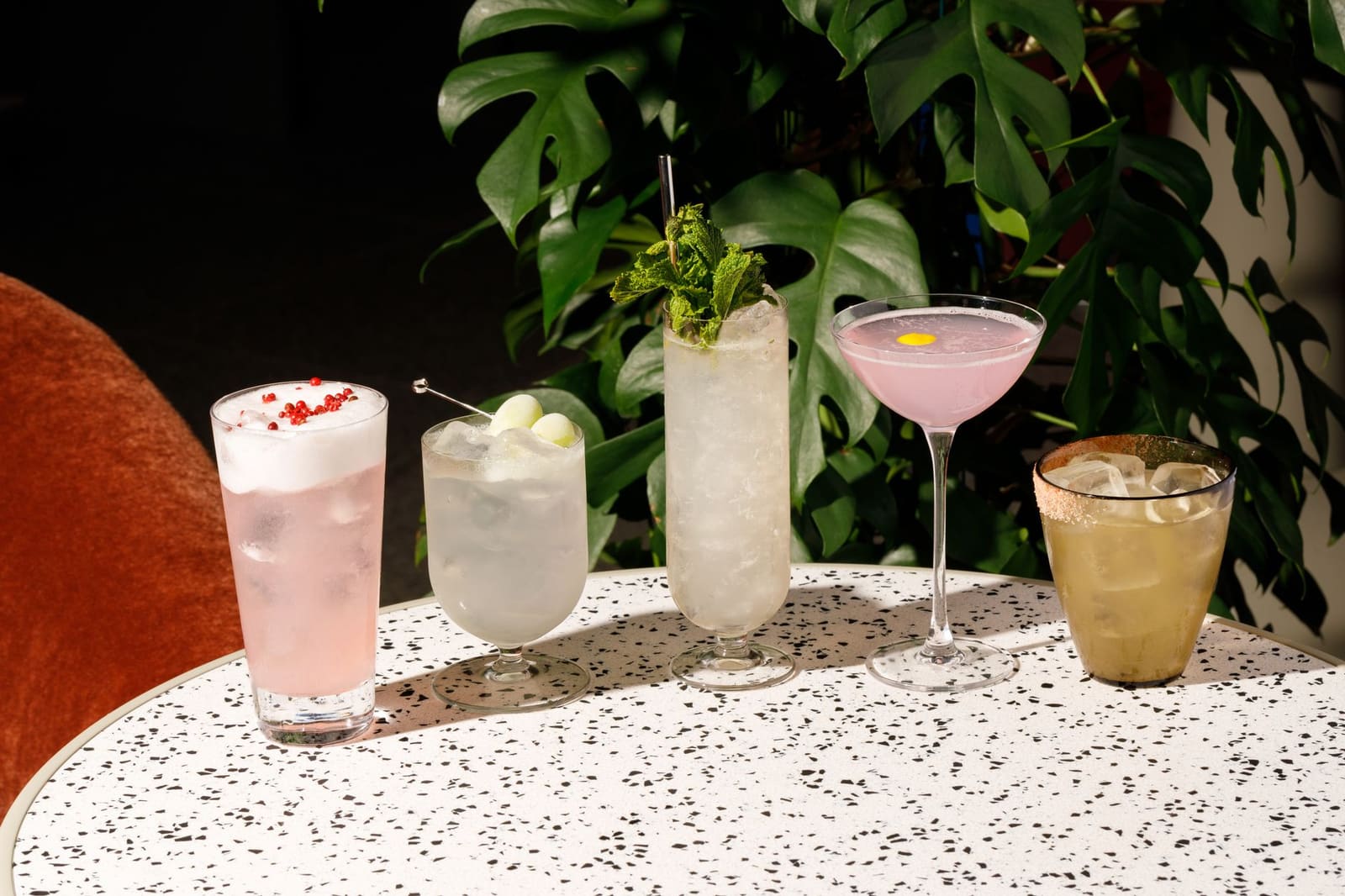 Rij ambachtelijke cocktails klaargezet voor een cocktailkaart