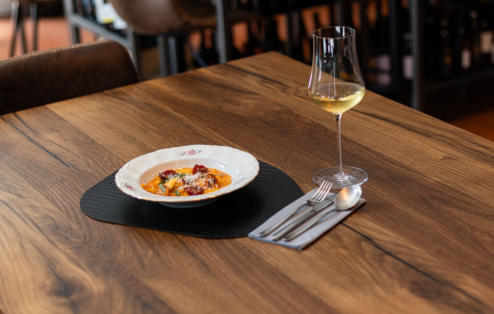 Pasta met witte truffel en een glas nebbiolo