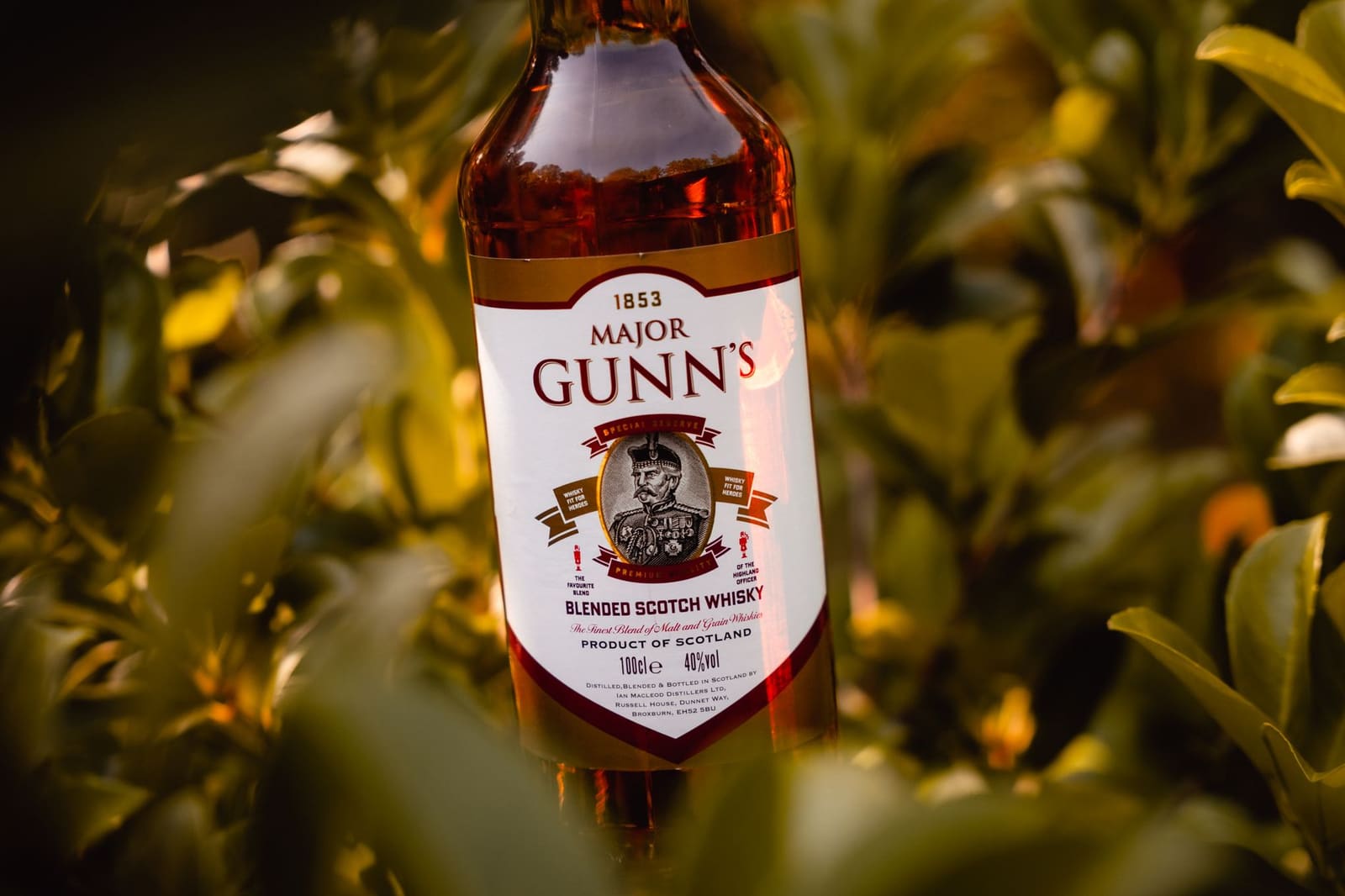 Close-up van een whiskyfles met etiket en gouden accenten