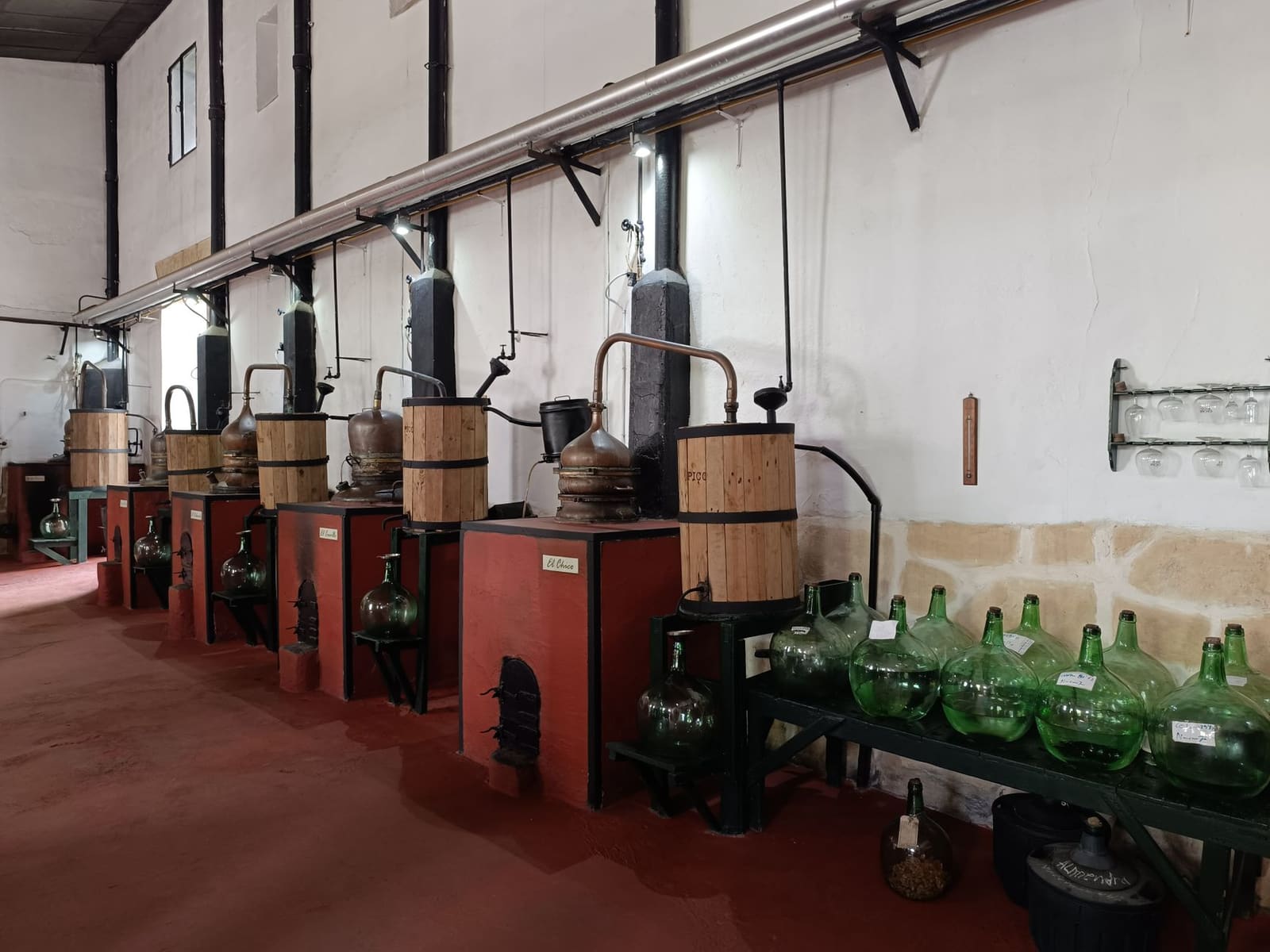 Koperen distilleerketel in een whiskystokerij tijdens het productieproces
