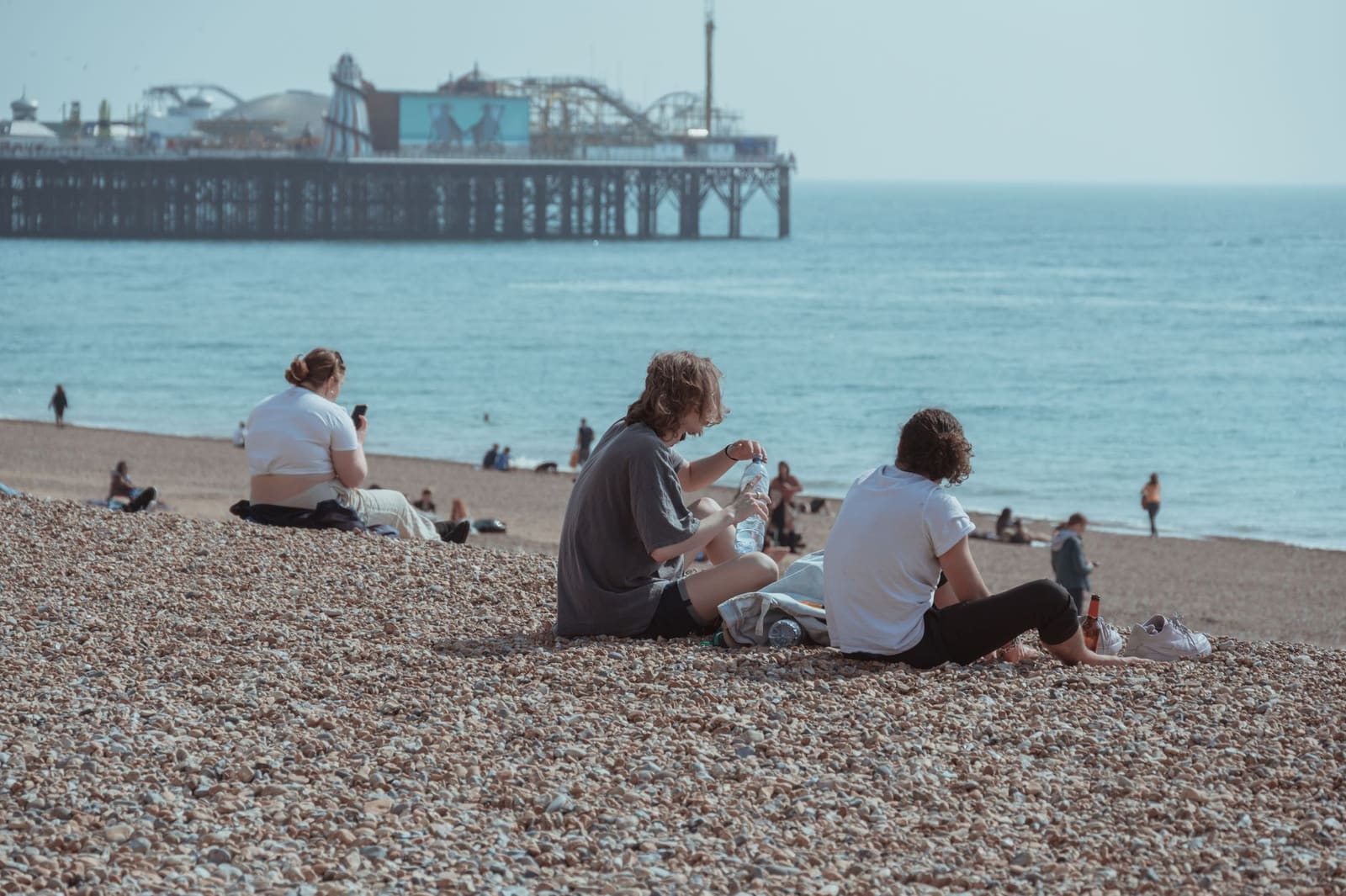 Het strand en de promenade van Brighton, de stad waar Tipsy Parties nieuwe bartenders zoekt