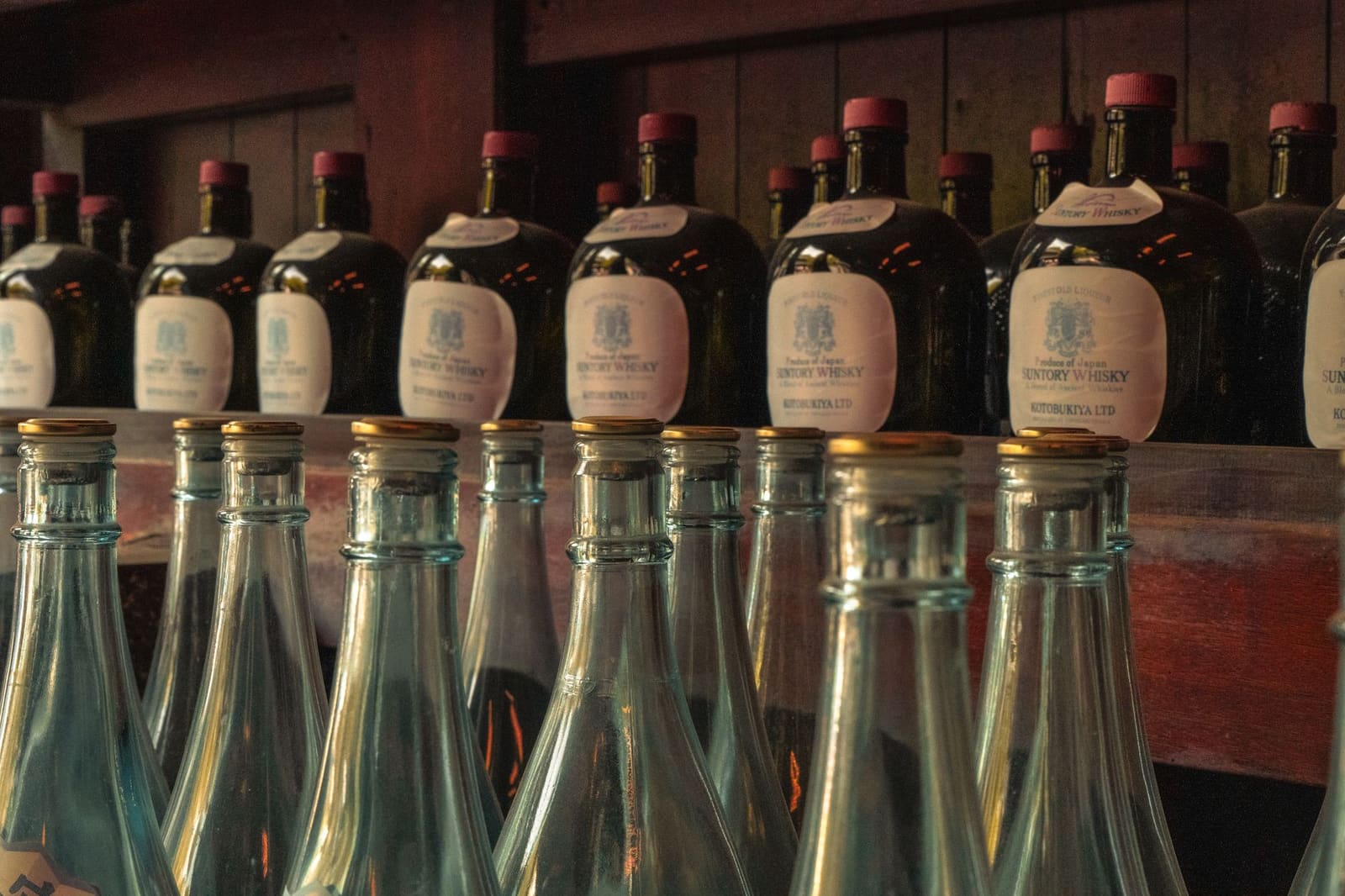 Uitgestalde whiskyflessen als onderdeel van een prijzenpakket voor bartenders