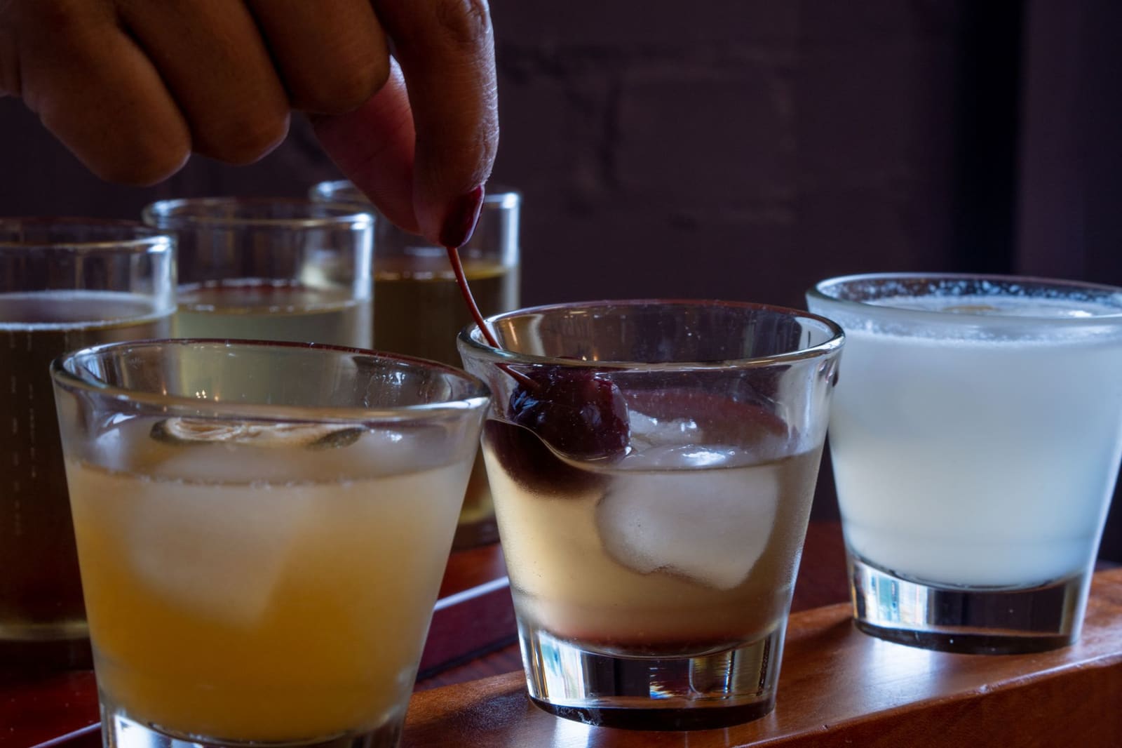 Jury proeft en beoordeelt cocktails tijdens een vakwedstrijd